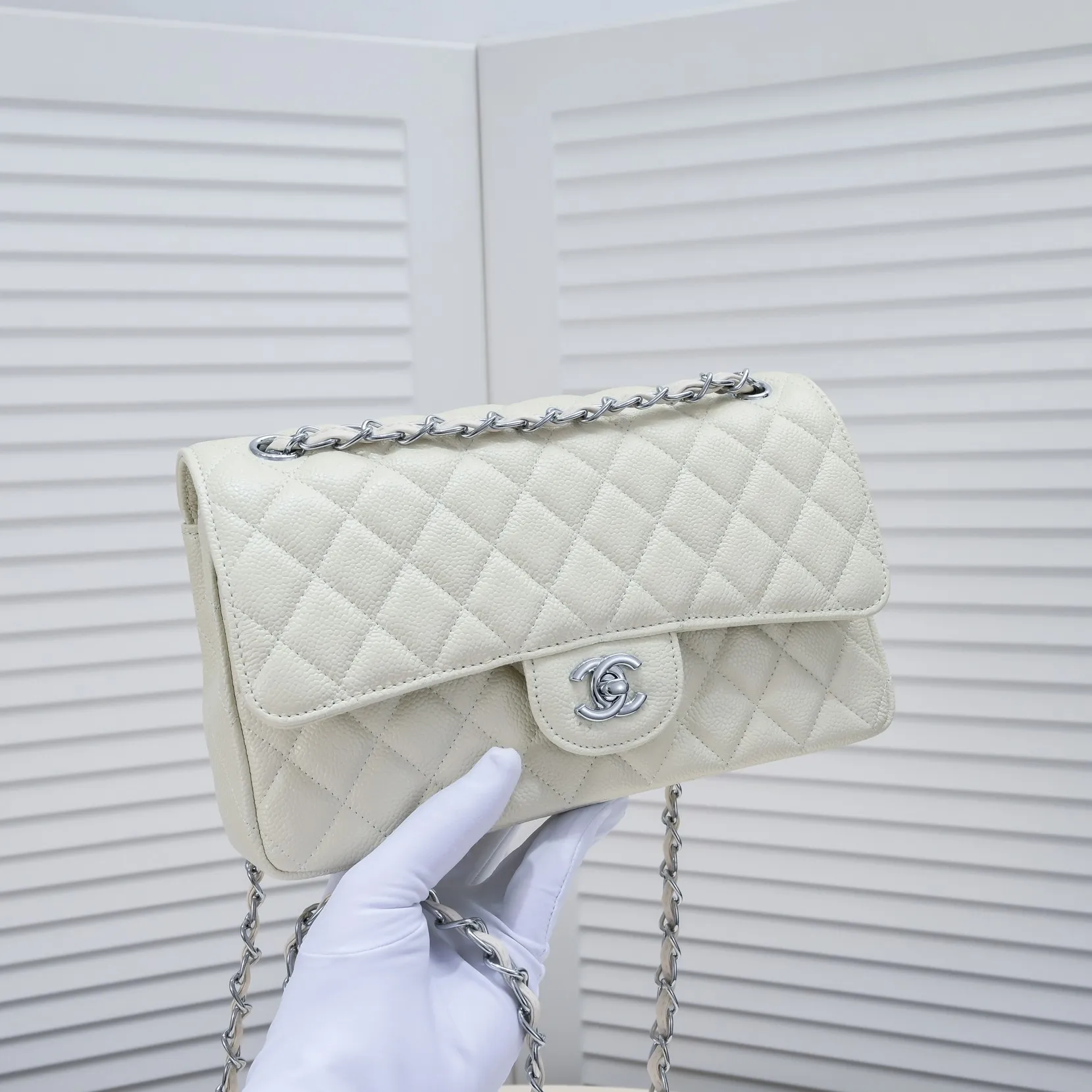 💰400￥ Off-white Chanel,...Palace-level poison👏...Original overseas factory CF2.55...😱 Absolutely the top-notch caviar ball grain cowhide you have never seen...✨Real K gold➰Gold buckle✨👑 The line spacing is perfectly consistent. The side of the bag is perfectly streamlined👏..It must have such a texture to be perfect💋 Follow the 9-pin diamond pattern. The flip cover is smooth and seamless ☑️ Strong visual three-dimensional effect 🔱 The diamond pattern is full and delicate 💑 It is super smooth, soft and comfortable to use 👒 CF is a must-have for girls. Size: 25.5*16*6.5cm. Style number: 1112 ball pattern