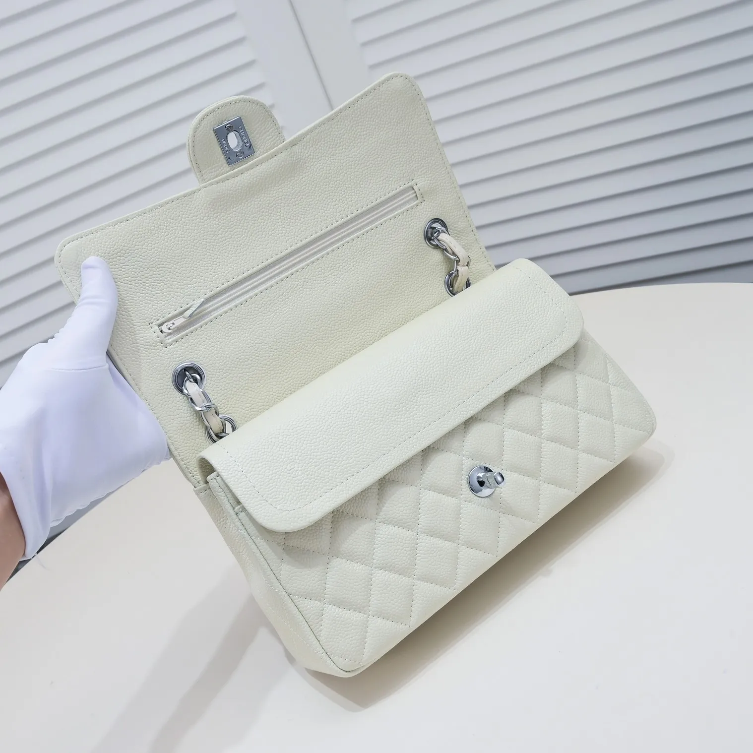 💰400￥ Off-white Chanel,...Palace-level poison👏...Original overseas factory CF2.55...😱 Absolutely the top-notch caviar ball grain cowhide you have never seen...✨Real K gold➰Gold buckle✨👑 The line spacing is perfectly consistent. The side of the bag is perfectly streamlined👏..It must have such a texture to be perfect💋 Follow the 9-pin diamond pattern. The flip cover is smooth and seamless ☑️ Strong visual three-dimensional effect 🔱 The diamond pattern is full and delicate 💑 It is super smooth, soft and comfortable to use 👒 CF is a must-have for girls. Size: 25.5*16*6.5cm. Style number: 1112 ball pattern