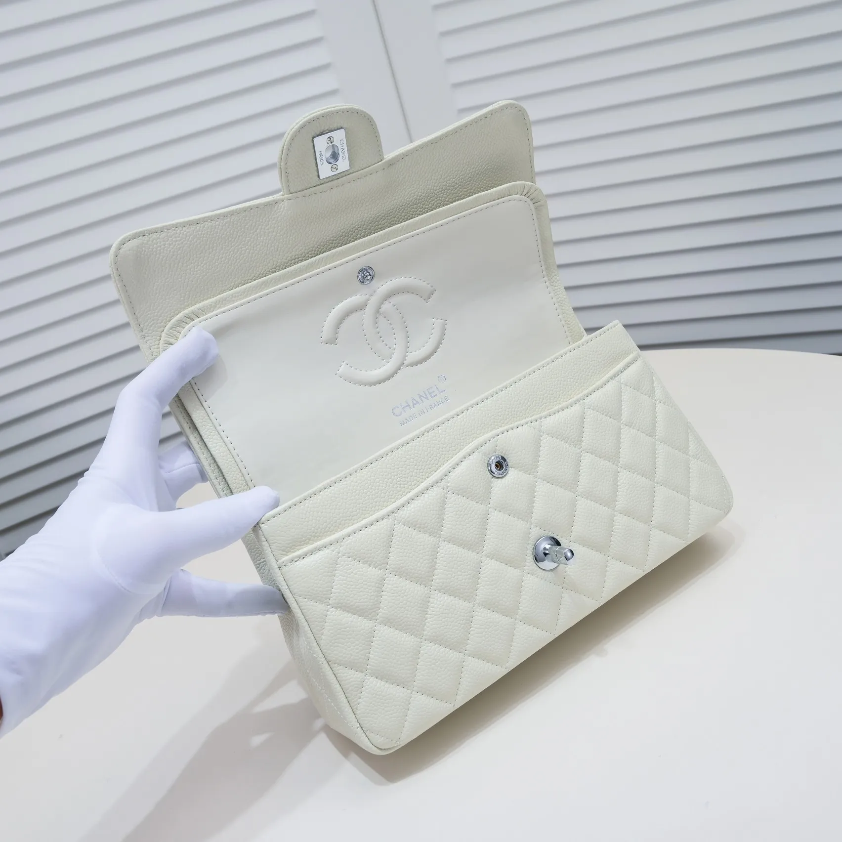 💰400￥ Off-white Chanel,...Palace-level poison👏...Original overseas factory CF2.55...😱 Absolutely the top-notch caviar ball grain cowhide you have never seen...✨Real K gold➰Gold buckle✨👑 The line spacing is perfectly consistent. The side of the bag is perfectly streamlined👏..It must have such a texture to be perfect💋 Follow the 9-pin diamond pattern. The flip cover is smooth and seamless ☑️ Strong visual three-dimensional effect 🔱 The diamond pattern is full and delicate 💑 It is super smooth, soft and comfortable to use 👒 CF is a must-have for girls. Size: 25.5*16*6.5cm. Style number: 1112 ball pattern