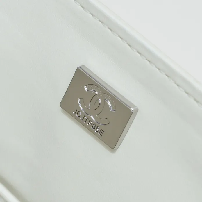 💰400￥ Off-white Chanel,...Palace-level poison👏...Original overseas factory CF2.55...😱 Absolutely the top-notch caviar ball grain cowhide you have never seen...✨Real K gold➰Gold buckle✨👑 The line spacing is perfectly consistent. The side of the bag is perfectly streamlined👏..It must have such a texture to be perfect💋 Follow the 9-pin diamond pattern. The flip cover is smooth and seamless ☑️ Strong visual three-dimensional effect 🔱 The diamond pattern is full and delicate 💑 It is super smooth, soft and comfortable to use 👒 CF is a must-have for girls. Size: 25.5*16*6.5cm. Style number: 1112 ball pattern