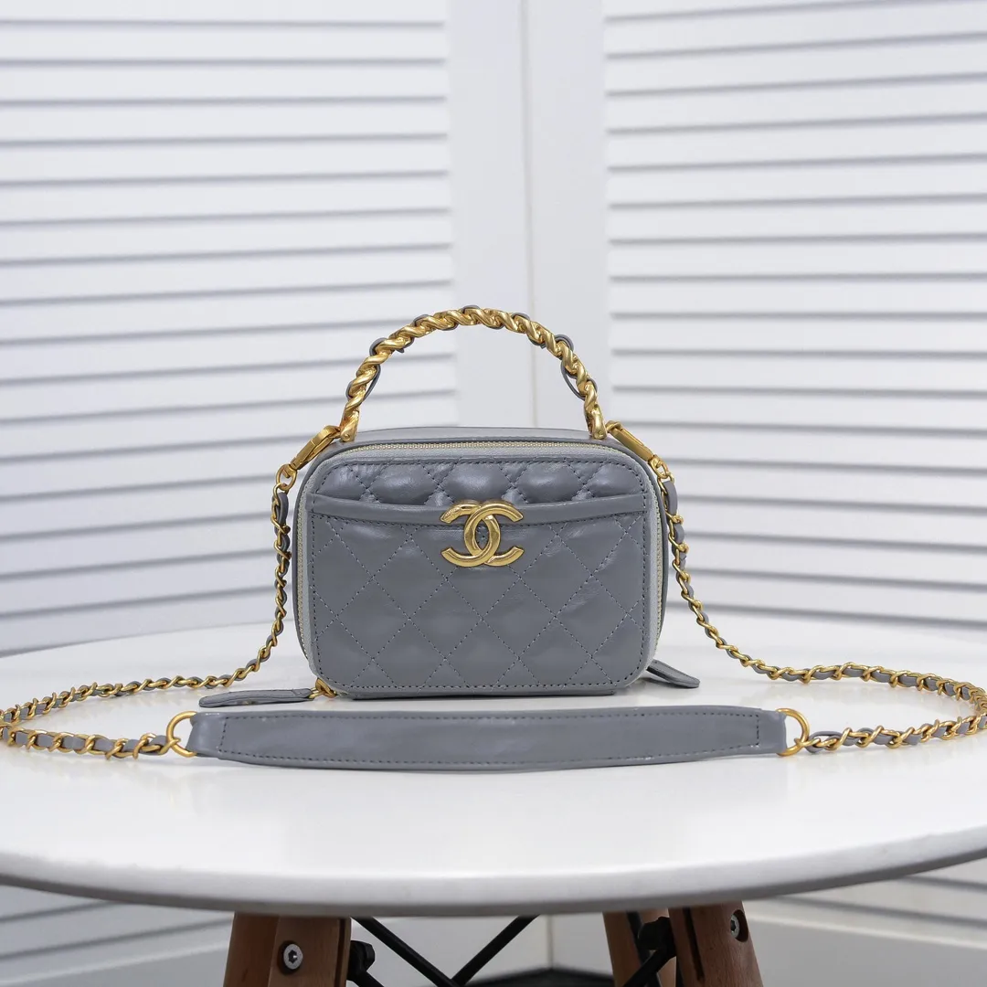 💰400￥Small size👑Chanel 2021 latest large and small camera bags are shipped! The double-zipper handheld camera bag is on sale now; it is made of imported top-layer oil-waxed calfskin. It has a strong sense of light. The leather chain-shaped handle has a retro style, and the compartment design is destined to have extraordinary capacity; it is super easy to store. It combines sophistication and fashion, and it is also great to use as a cosmetic case! Size: Small 14.5*10x7.5cm Style number: 9055 Small