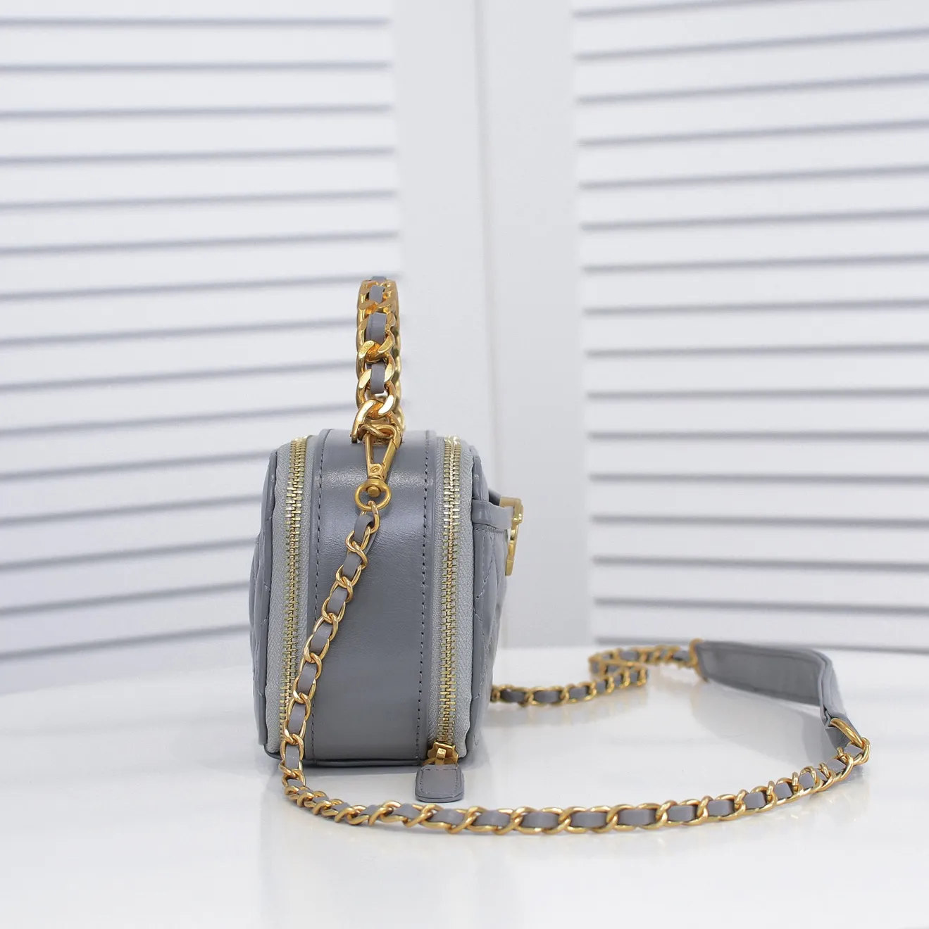 💰400￥Small size👑Chanel 2021 latest large and small camera bags are shipped! The double-zipper handheld camera bag is on sale now; it is made of imported top-layer oil-waxed calfskin. It has a strong sense of light. The leather chain-shaped handle has a retro style, and the compartment design is destined to have extraordinary capacity; it is super easy to store. It combines sophistication and fashion, and it is also great to use as a cosmetic case! Size: Small 14.5*10x7.5cm Style number: 9055 Small