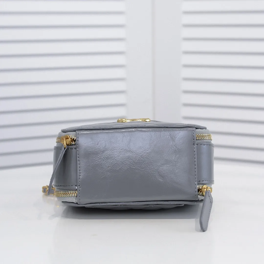 💰400￥Small size👑Chanel 2021 latest large and small camera bags are shipped! The double-zipper handheld camera bag is on sale now; it is made of imported top-layer oil-waxed calfskin. It has a strong sense of light. The leather chain-shaped handle has a retro style, and the compartment design is destined to have extraordinary capacity; it is super easy to store. It combines sophistication and fashion, and it is also great to use as a cosmetic case! Size: Small 14.5*10x7.5cm Style number: 9055 Small