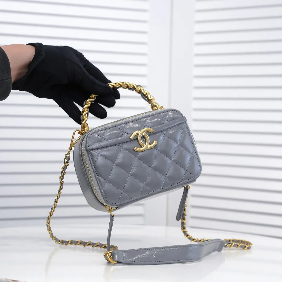 💰400￥Small size👑Chanel 2021 latest large and small camera bags are shipped! The double-zipper handheld camera bag is on sale now; it is made of imported top-layer oil-waxed calfskin. It has a strong sense of light. The leather chain-shaped handle has a retro style, and the compartment design is destined to have extraordinary capacity; it is super easy to store. It combines sophistication and fashion, and it is also great to use as a cosmetic case! Size: Small 14.5*10x7.5cm Style number: 9055 Small