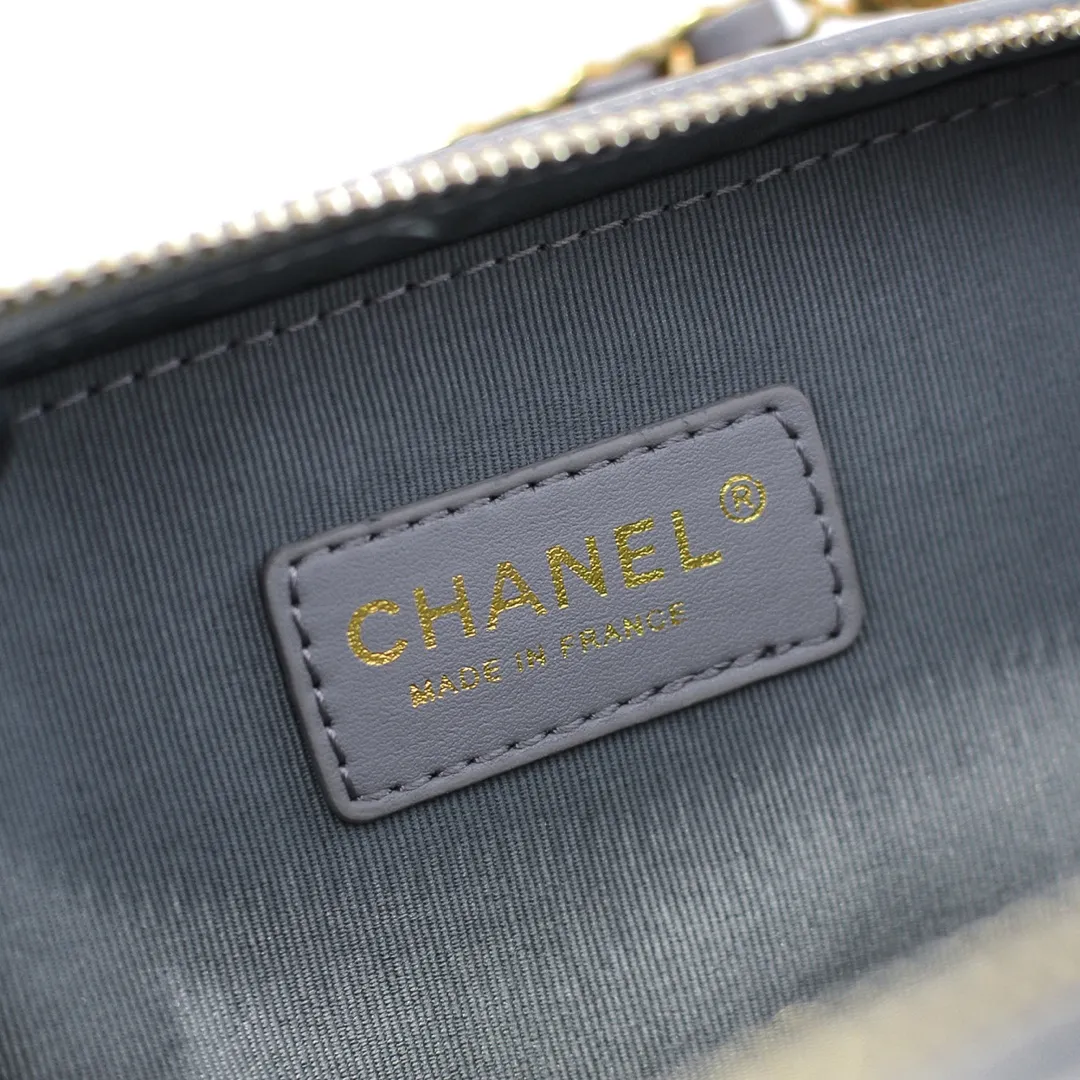 💰400￥Small size👑Chanel 2021 latest large and small camera bags are shipped! The double-zipper handheld camera bag is on sale now; it is made of imported top-layer oil-waxed calfskin. It has a strong sense of light. The leather chain-shaped handle has a retro style, and the compartment design is destined to have extraordinary capacity; it is super easy to store. It combines sophistication and fashion, and it is also great to use as a cosmetic case! Size: Small 14.5*10x7.5cm Style number: 9055 Small
