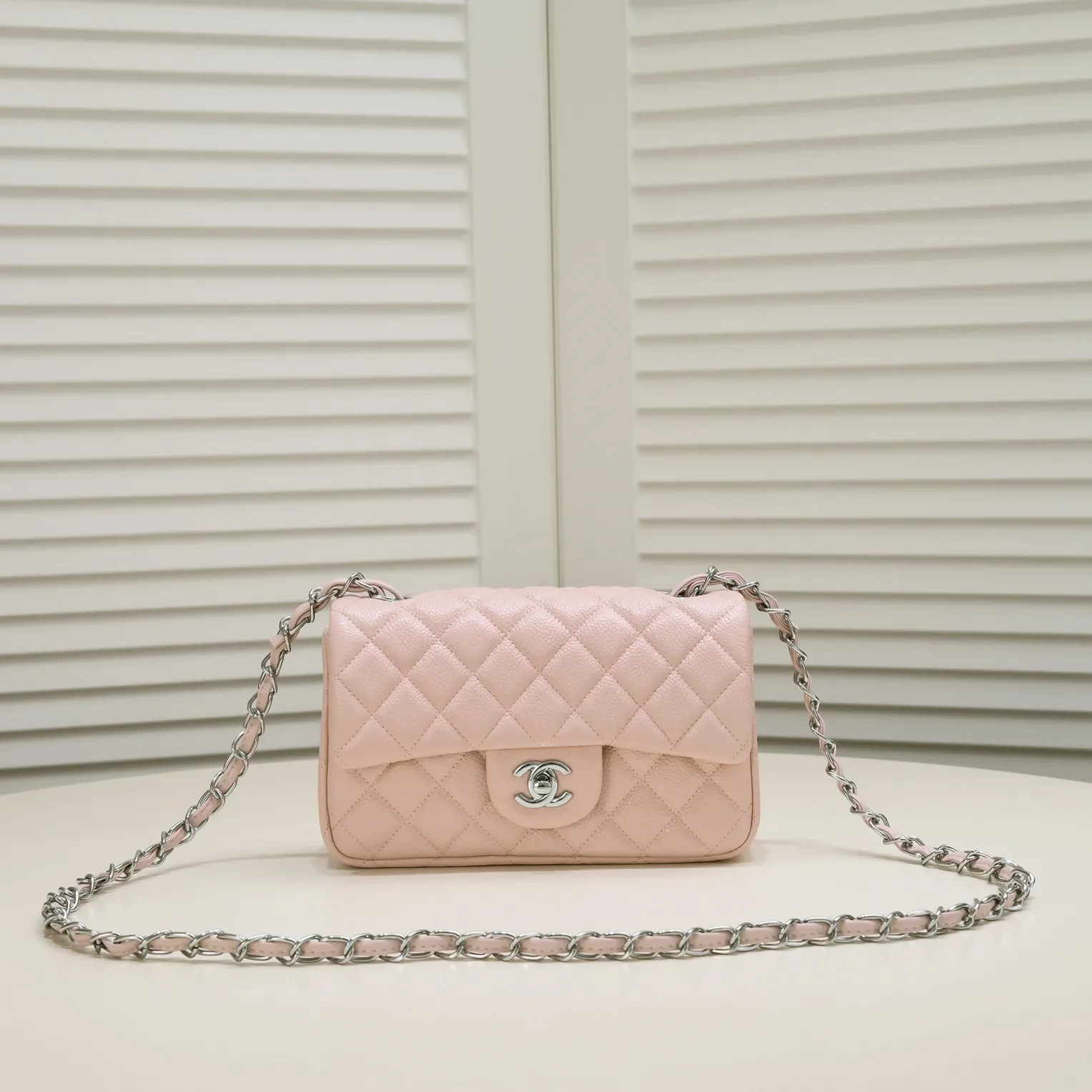💰320￥Pink💥CF Versatile Caviar Leather🌹 Chanel💃🏻‼ ️Eternal classic style [shy] noble temperament💃🏻favorite of celebrities🌟soft leather and high-end👍counter hardware exquisite workmanship to reject defects [strong] both dazzling and feminine 😝[strong] luxurious and durable🌟size: 20*14*7cm style number 1116 reverse edge