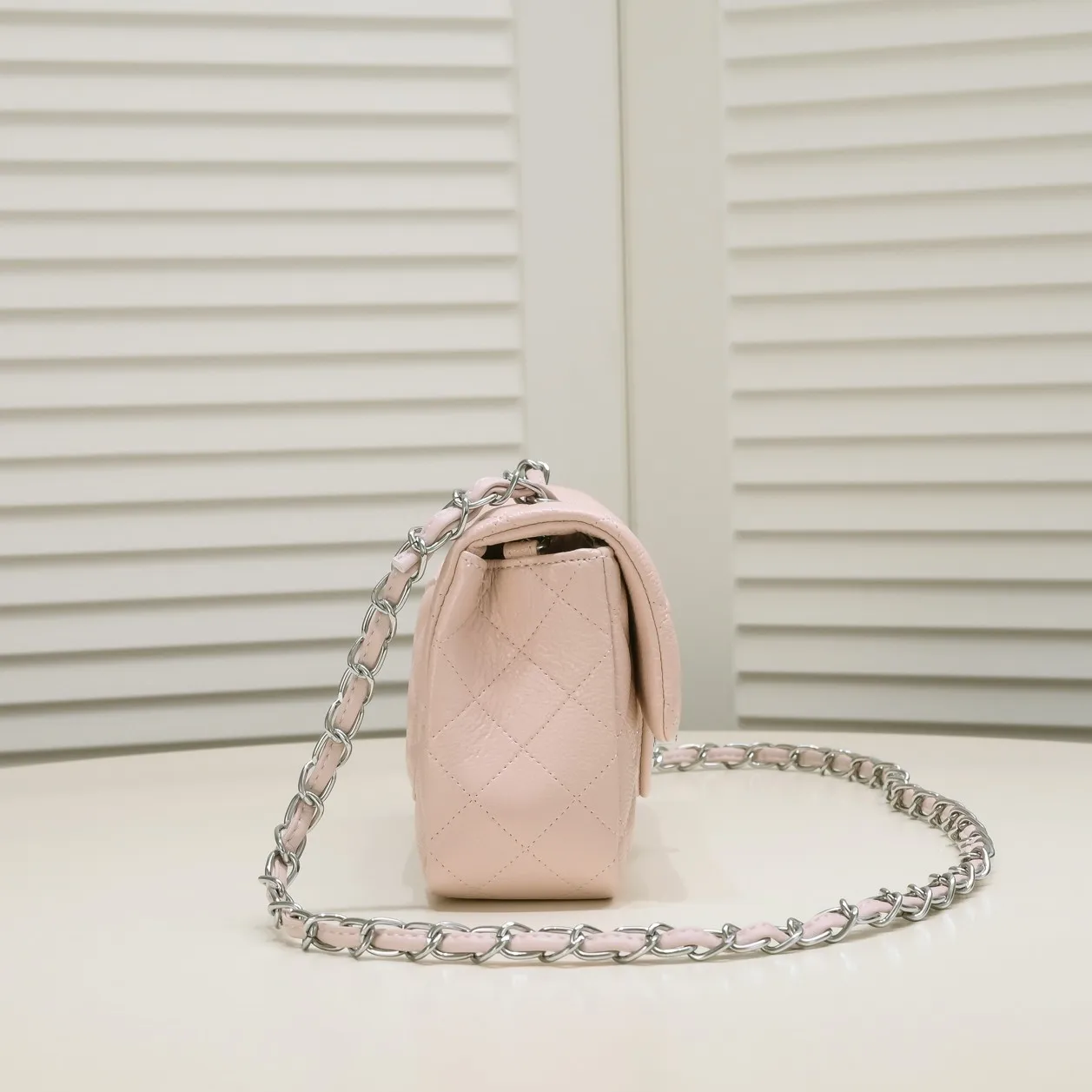 💰320￥Pink💥CF Versatile Caviar Leather🌹 Chanel💃🏻‼ ️Eternal classic style [shy] noble temperament💃🏻favorite of celebrities🌟soft leather and high-end👍counter hardware exquisite workmanship to reject defects [strong] both dazzling and feminine 😝[strong] luxurious and durable🌟size: 20*14*7cm style number 1116 reverse edge