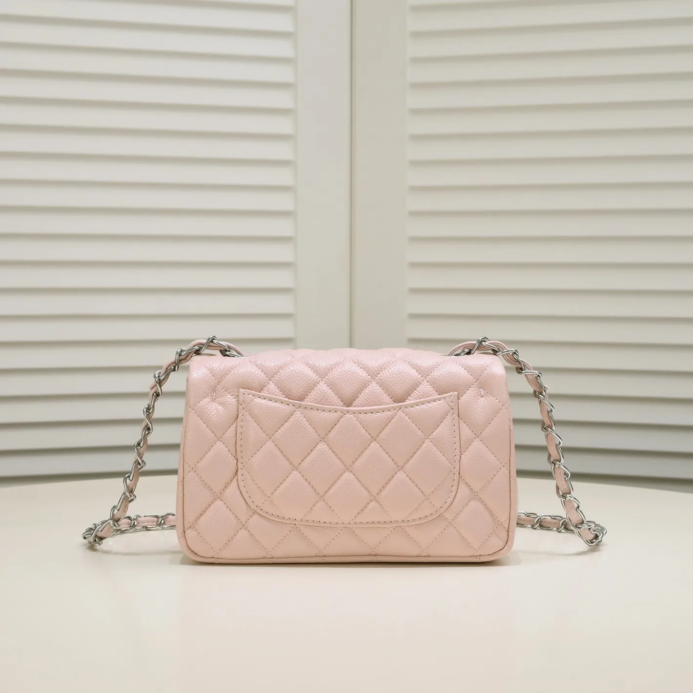 💰320￥Pink💥CF Versatile Caviar Leather🌹 Chanel💃🏻‼ ️Eternal classic style [shy] noble temperament💃🏻favorite of celebrities🌟soft leather and high-end👍counter hardware exquisite workmanship to reject defects [strong] both dazzling and feminine 😝[strong] luxurious and durable🌟size: 20*14*7cm style number 1116 reverse edge