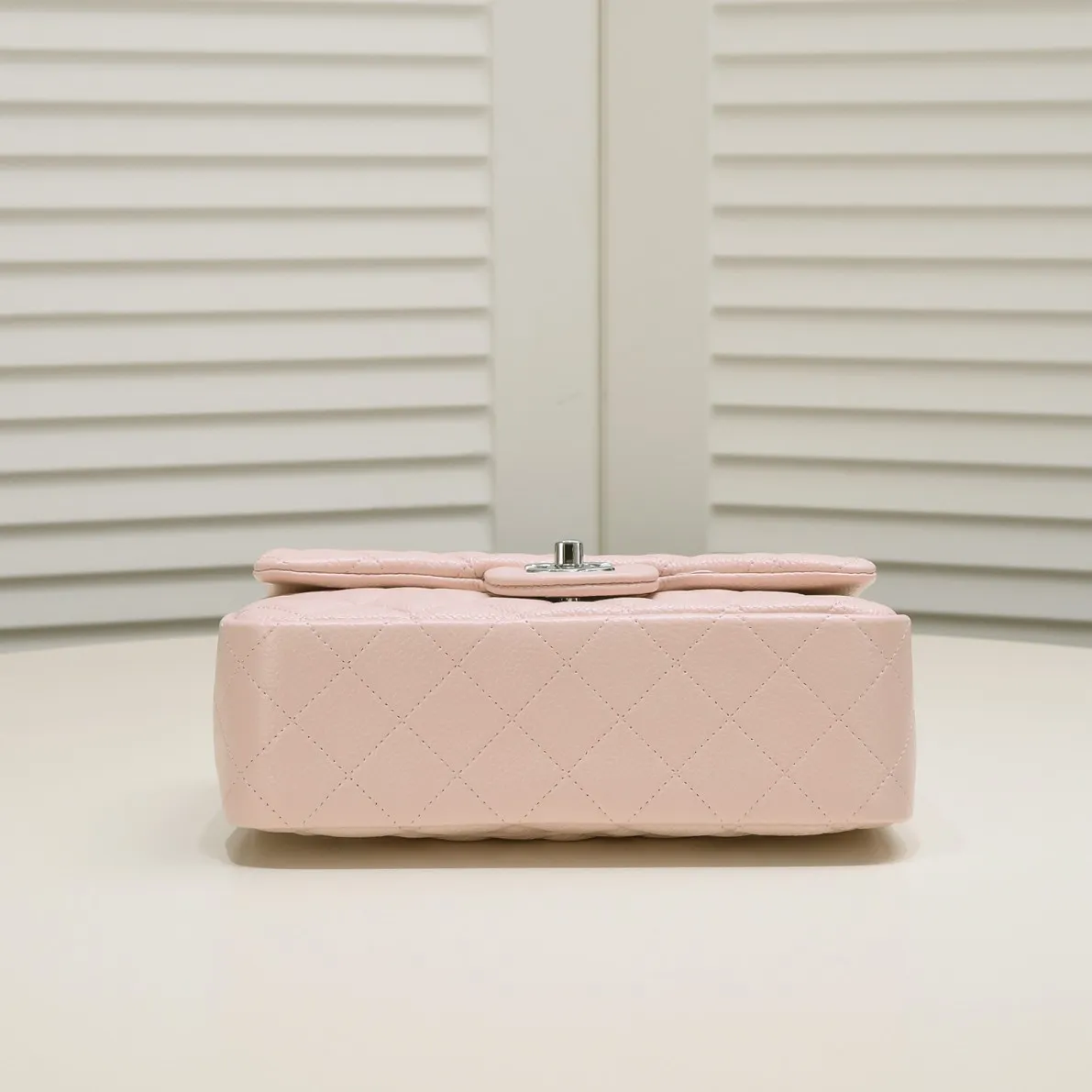 💰320￥Pink💥CF Versatile Caviar Leather🌹 Chanel💃🏻‼ ️Eternal classic style [shy] noble temperament💃🏻favorite of celebrities🌟soft leather and high-end👍counter hardware exquisite workmanship to reject defects [strong] both dazzling and feminine 😝[strong] luxurious and durable🌟size: 20*14*7cm style number 1116 reverse edge
