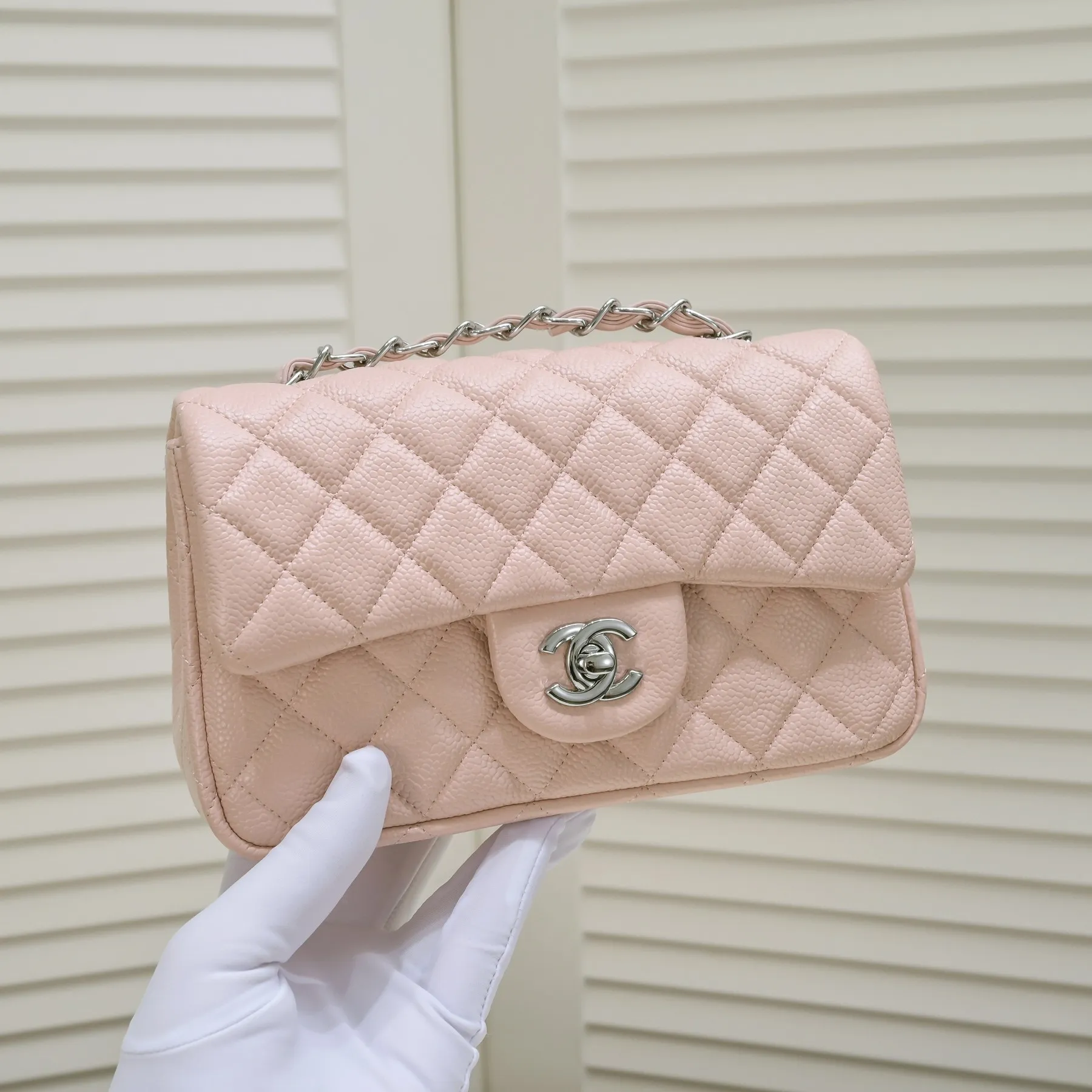 💰320￥Pink💥CF Versatile Caviar Leather🌹 Chanel💃🏻‼ ️Eternal classic style [shy] noble temperament💃🏻favorite of celebrities🌟soft leather and high-end👍counter hardware exquisite workmanship to reject defects [strong] both dazzling and feminine 😝[strong] luxurious and durable🌟size: 20*14*7cm style number 1116 reverse edge