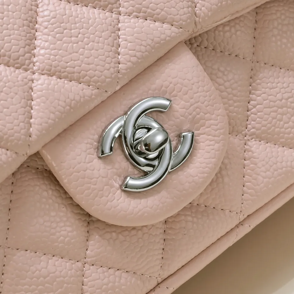 💰320￥Pink💥CF Versatile Caviar Leather🌹 Chanel💃🏻‼ ️Eternal classic style [shy] noble temperament💃🏻favorite of celebrities🌟soft leather and high-end👍counter hardware exquisite workmanship to reject defects [strong] both dazzling and feminine 😝[strong] luxurious and durable🌟size: 20*14*7cm style number 1116 reverse edge