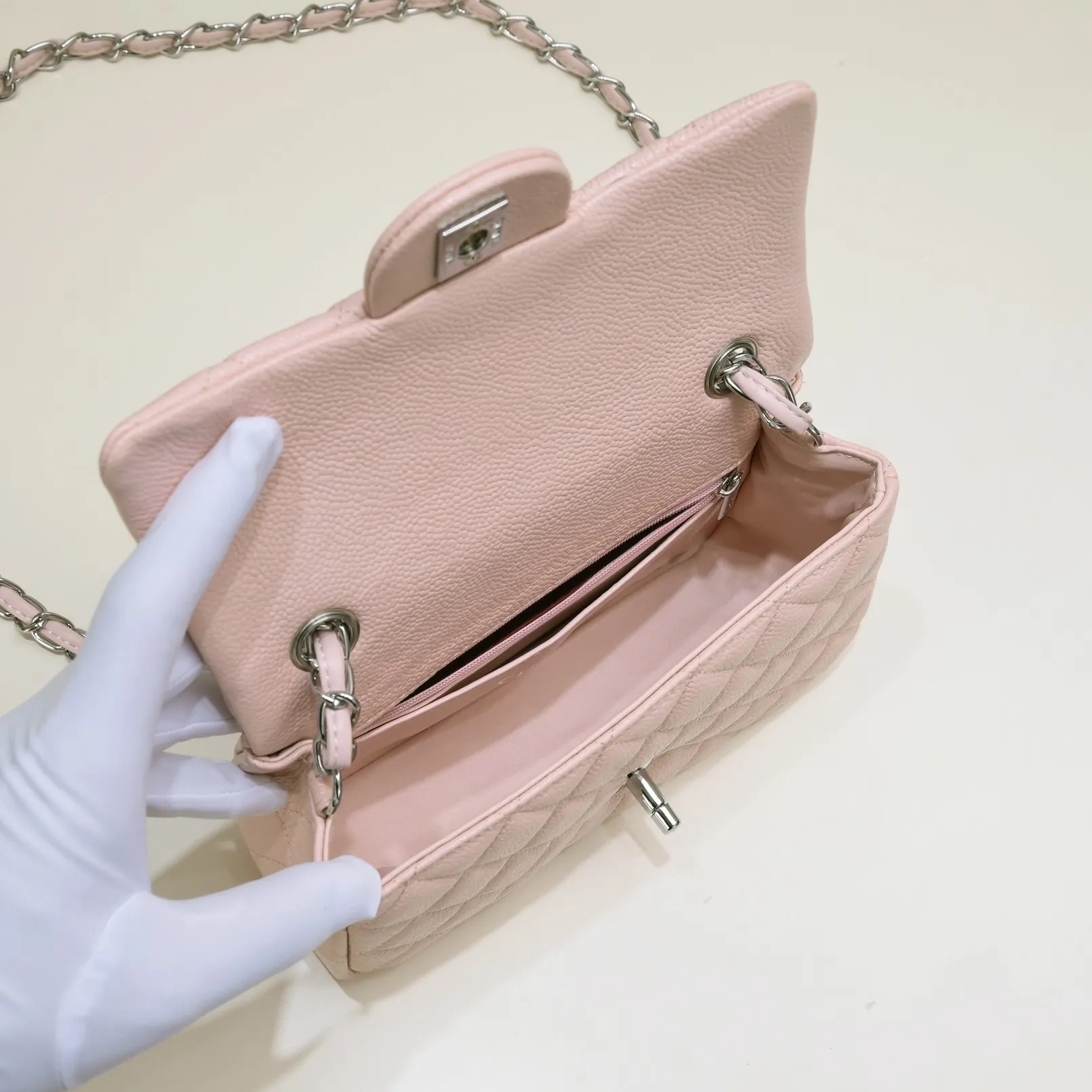 💰320￥Pink💥CF Versatile Caviar Leather🌹 Chanel💃🏻‼ ️Eternal classic style [shy] noble temperament💃🏻favorite of celebrities🌟soft leather and high-end👍counter hardware exquisite workmanship to reject defects [strong] both dazzling and feminine 😝[strong] luxurious and durable🌟size: 20*14*7cm style number 1116 reverse edge