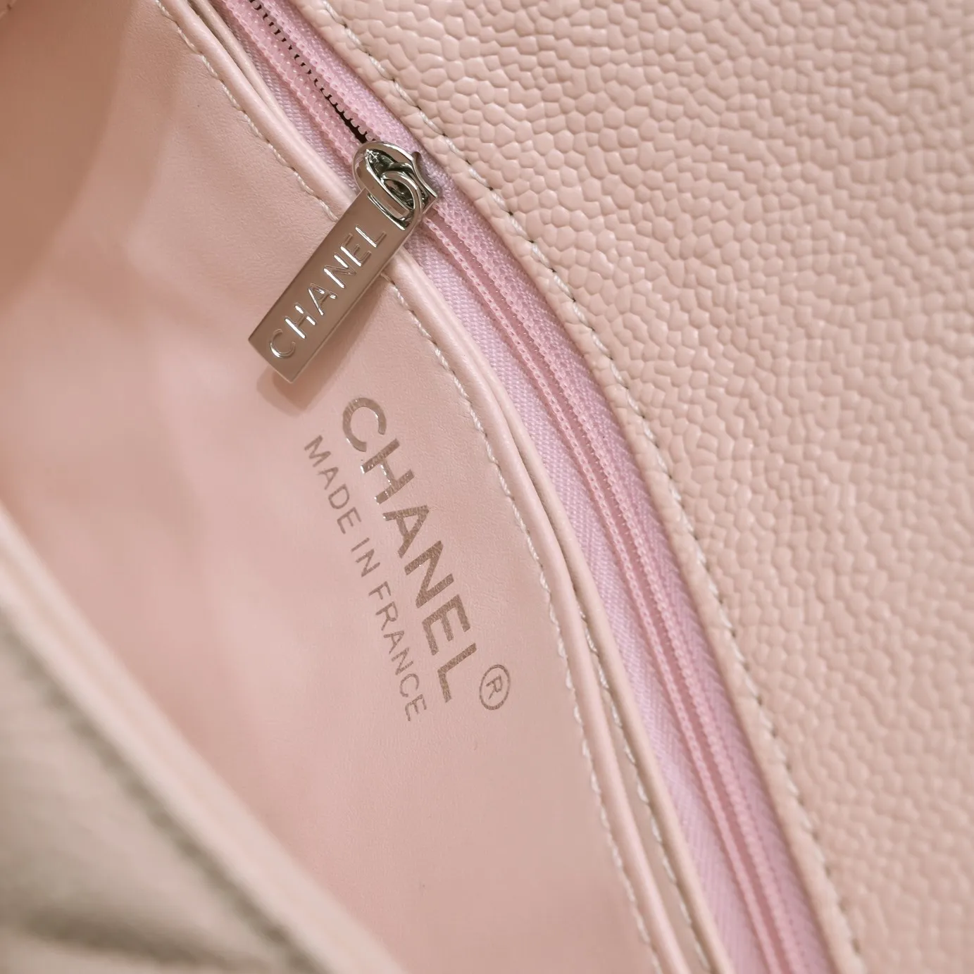 💰320￥Pink💥CF Versatile Caviar Leather🌹 Chanel💃🏻‼ ️Eternal classic style [shy] noble temperament💃🏻favorite of celebrities🌟soft leather and high-end👍counter hardware exquisite workmanship to reject defects [strong] both dazzling and feminine 😝[strong] luxurious and durable🌟size: 20*14*7cm style number 1116 reverse edge
