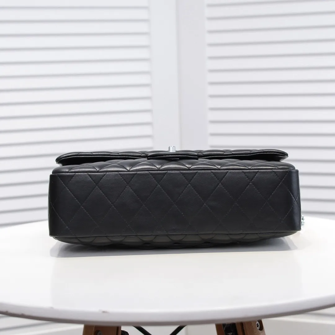 💰480￥[Color] Chanel [Color] Century Classic, carefully crafted with exquisite workmanship of every stitch and thread, imported sheepskin with original hardware, full diamond pattern 💯The shape of the whole bag is particularly perfect in softness 👍👍😔😔Classic and irresistible, size: 30X18X8cm, style number: 1113