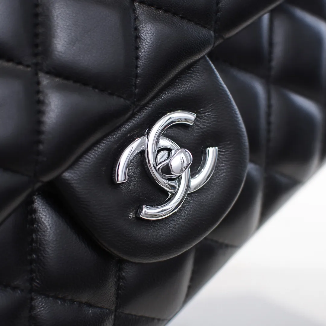 💰480￥[Color] Chanel [Color] Century Classic, carefully crafted with exquisite workmanship of every stitch and thread, imported sheepskin with original hardware, full diamond pattern 💯The shape of the whole bag is particularly perfect in softness 👍👍😔😔Classic and irresistible, size: 30X18X8cm, style number: 1113