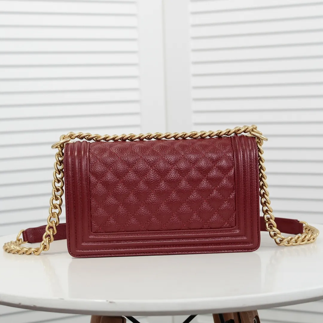💰460￥ "Full leather inside and out with original hardware" Chanel👑 Using imported first-layer cowhide with lychee pattern [color] [lightning] thickened electroplated hardware accessories🌈The workmanship is comparable to the original order💪The bottom can be pinched and rebounded without trace, absolutely spot-on and real-life, fashionable and durable💪💪High-end quality, no pressure in and out of the drill cabinet💏, size 25*15*8cm Style number: 67086