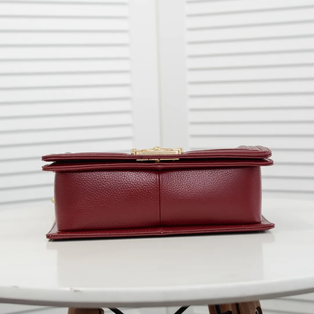 💰460￥ "Full leather inside and out with original hardware" Chanel👑 Using imported first-layer cowhide with lychee pattern [color] [lightning] thickened electroplated hardware accessories🌈The workmanship is comparable to the original order💪The bottom can be pinched and rebounded without trace, absolutely spot-on and real-life, fashionable and durable💪💪High-end quality, no pressure in and out of the drill cabinet💏, size 25*15*8cm Style number: 67086