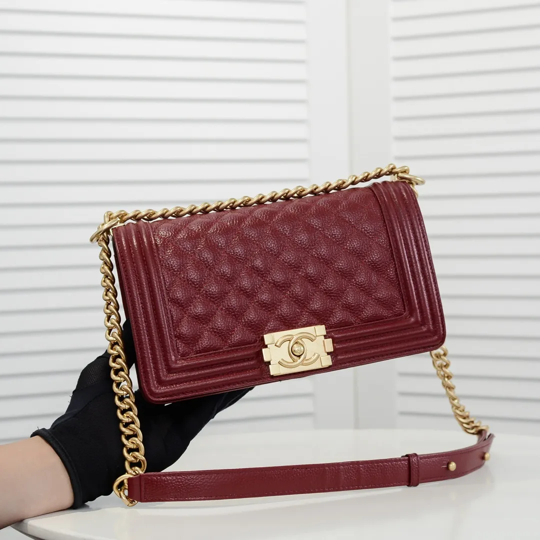 💰460￥ "Full leather inside and out with original hardware" Chanel👑 Using imported first-layer cowhide with lychee pattern [color] [lightning] thickened electroplated hardware accessories🌈The workmanship is comparable to the original order💪The bottom can be pinched and rebounded without trace, absolutely spot-on and real-life, fashionable and durable💪💪High-end quality, no pressure in and out of the drill cabinet💏, size 25*15*8cm Style number: 67086