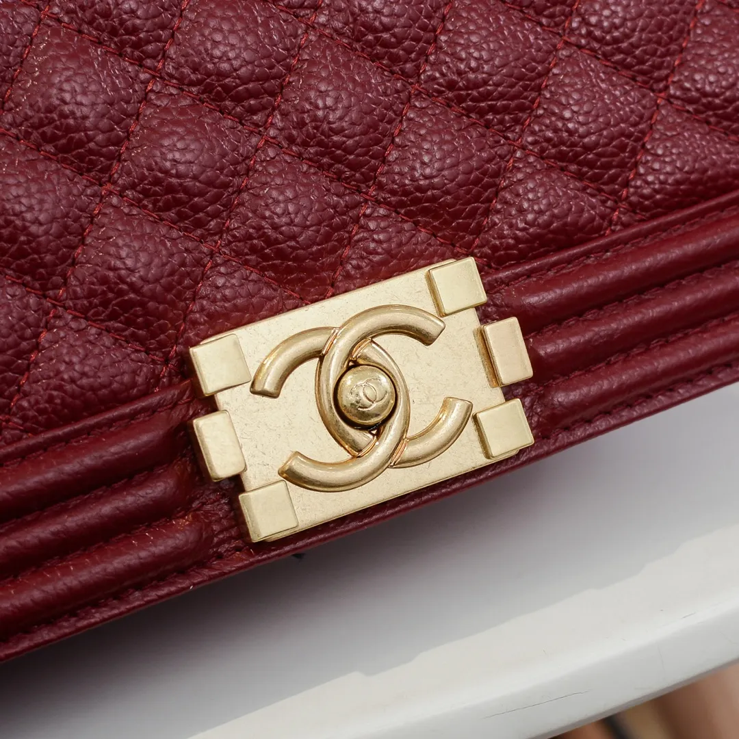 💰460￥ "Full leather inside and out with original hardware" Chanel👑 Using imported first-layer cowhide with lychee pattern [color] [lightning] thickened electroplated hardware accessories🌈The workmanship is comparable to the original order💪The bottom can be pinched and rebounded without trace, absolutely spot-on and real-life, fashionable and durable💪💪High-end quality, no pressure in and out of the drill cabinet💏, size 25*15*8cm Style number: 67086
