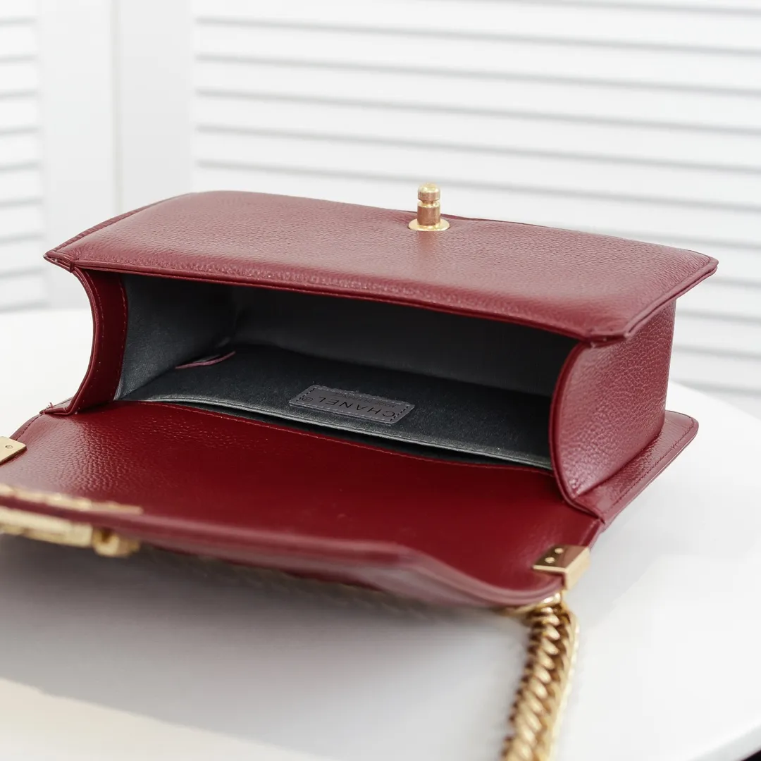 💰460￥ "Full leather inside and out with original hardware" Chanel👑 Using imported first-layer cowhide with lychee pattern [color] [lightning] thickened electroplated hardware accessories🌈The workmanship is comparable to the original order💪The bottom can be pinched and rebounded without trace, absolutely spot-on and real-life, fashionable and durable💪💪High-end quality, no pressure in and out of the drill cabinet💏, size 25*15*8cm Style number: 67086