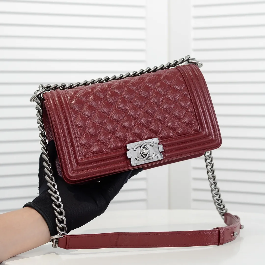 💰460￥ "Full leather inside and out with original hardware" Chanel👑 Using imported first-layer cowhide with lychee pattern [color] [lightning] thickened electroplated hardware accessories🌈The workmanship is comparable to the original order💪The bottom can be pinched and rebounded without trace, absolutely spot-on and real-life, fashionable and durable💪💪High-end quality, no pressure in and out of the drill cabinet💏, size 25*15*8cm Style number: 67086