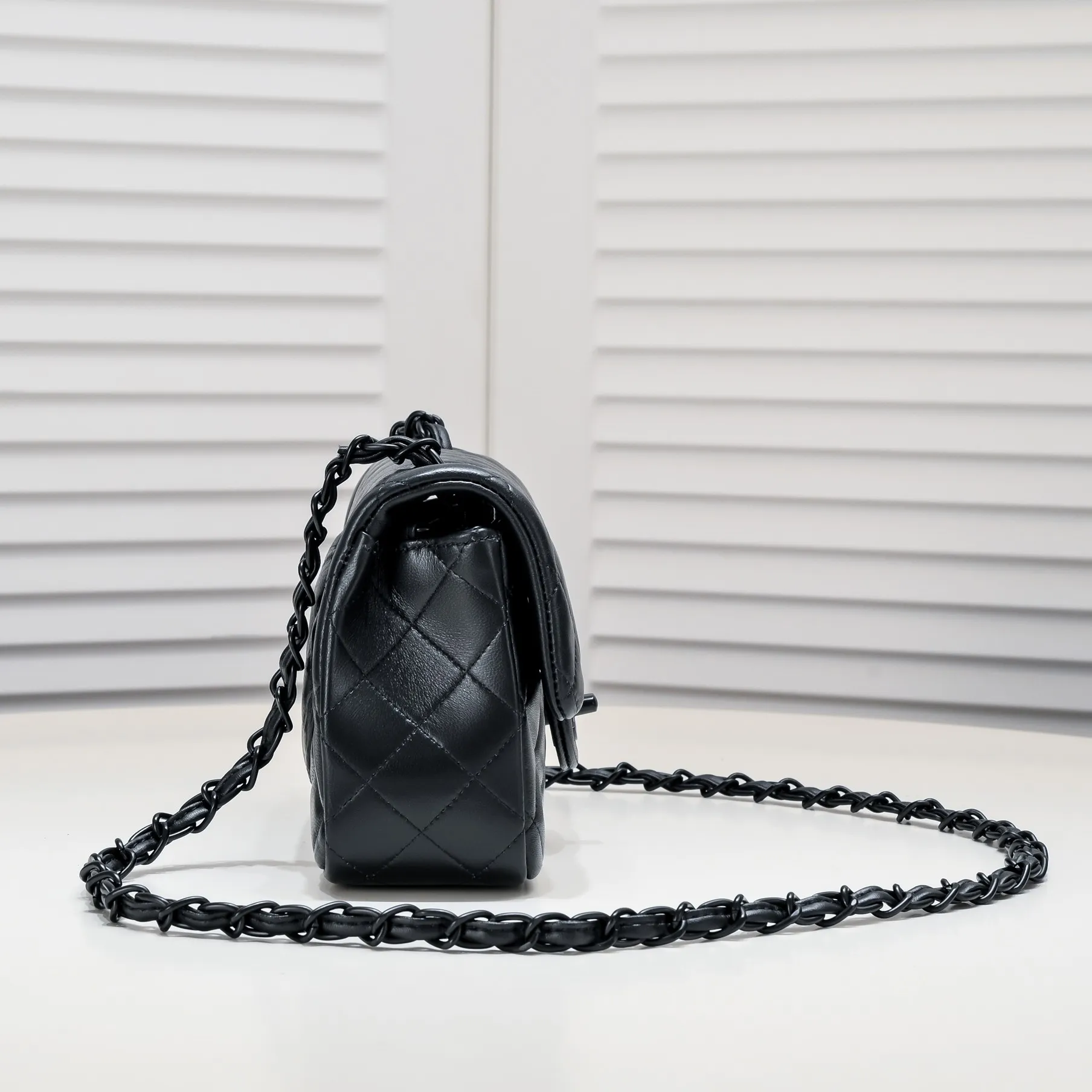 💰320￥Black buckle CF versatile lambskin🌹 Chanel💃🏻‼ ️Eternal classic style [shy] noble temperament💃🏻favorite of celebrities🌟soft leather and high-end👍counter hardware exquisite workmanship to reject flaws [strong] both dazzling and feminine 😝[strong] luxurious and durable🌟Size: 20*14*7cm Style number: 1116