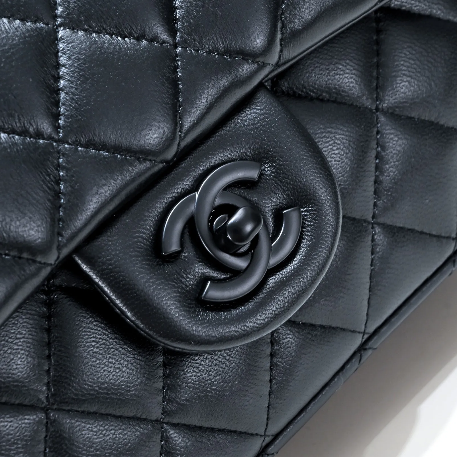 💰320￥Black buckle CF versatile lambskin🌹 Chanel💃🏻‼ ️Eternal classic style [shy] noble temperament💃🏻favorite of celebrities🌟soft leather and high-end👍counter hardware exquisite workmanship to reject flaws [strong] both dazzling and feminine 😝[strong] luxurious and durable🌟Size: 20*14*7cm Style number: 1116