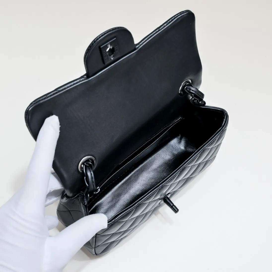 💰320￥Black buckle CF versatile lambskin🌹 Chanel💃🏻‼ ️Eternal classic style [shy] noble temperament💃🏻favorite of celebrities🌟soft leather and high-end👍counter hardware exquisite workmanship to reject flaws [strong] both dazzling and feminine 😝[strong] luxurious and durable🌟Size: 20*14*7cm Style number: 1116