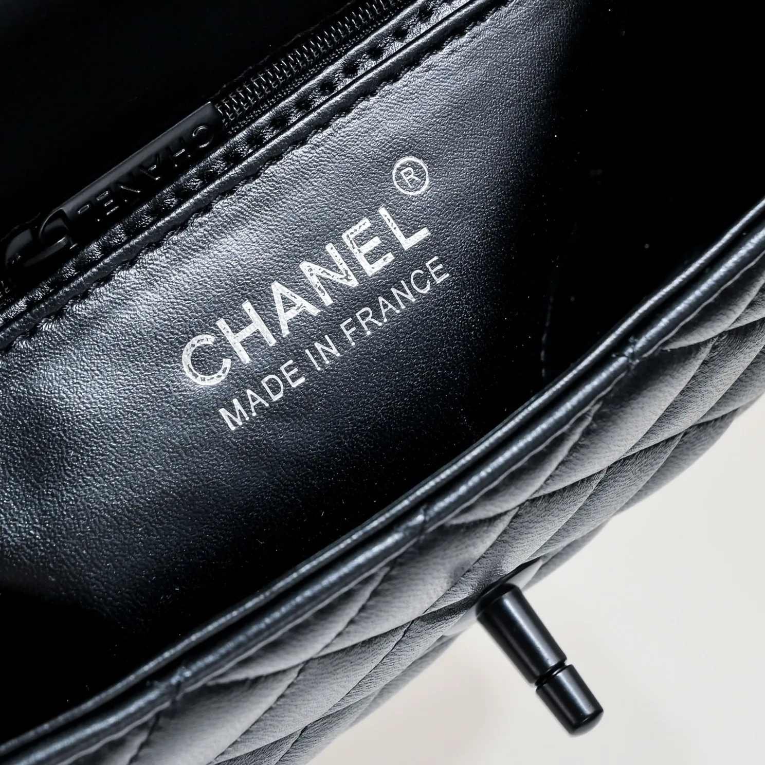 💰320￥Black buckle CF versatile lambskin🌹 Chanel💃🏻‼ ️Eternal classic style [shy] noble temperament💃🏻favorite of celebrities🌟soft leather and high-end👍counter hardware exquisite workmanship to reject flaws [strong] both dazzling and feminine 😝[strong] luxurious and durable🌟Size: 20*14*7cm Style number: 1116