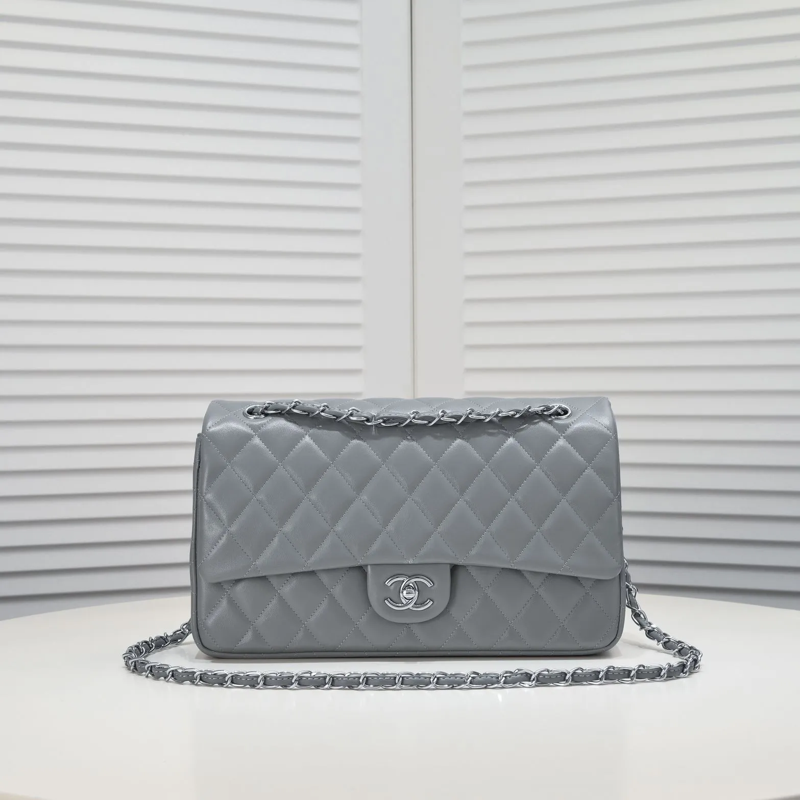 💰460￥Gray [color] Chanel [color] century classic, carefully crafted with exquisite workmanship of every stitch and thread, imported sheepskin with original hardware, full diamond pattern 💯The shape and softness of the whole bag are particularly perfect 👍👍😔😔Classic and irresistible, size: 30X18X8cm, style number: 1113