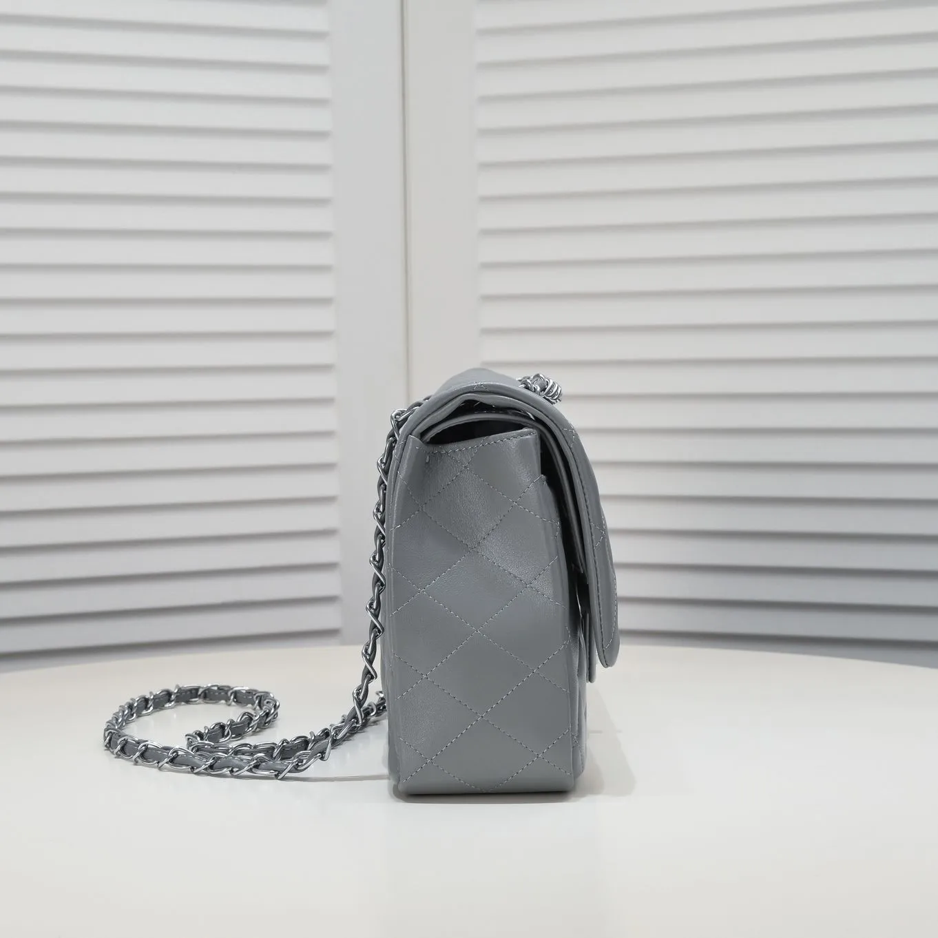 💰460￥Gray [color] Chanel [color] century classic, carefully crafted with exquisite workmanship of every stitch and thread, imported sheepskin with original hardware, full diamond pattern 💯The shape and softness of the whole bag are particularly perfect 👍👍😔😔Classic and irresistible, size: 30X18X8cm, style number: 1113