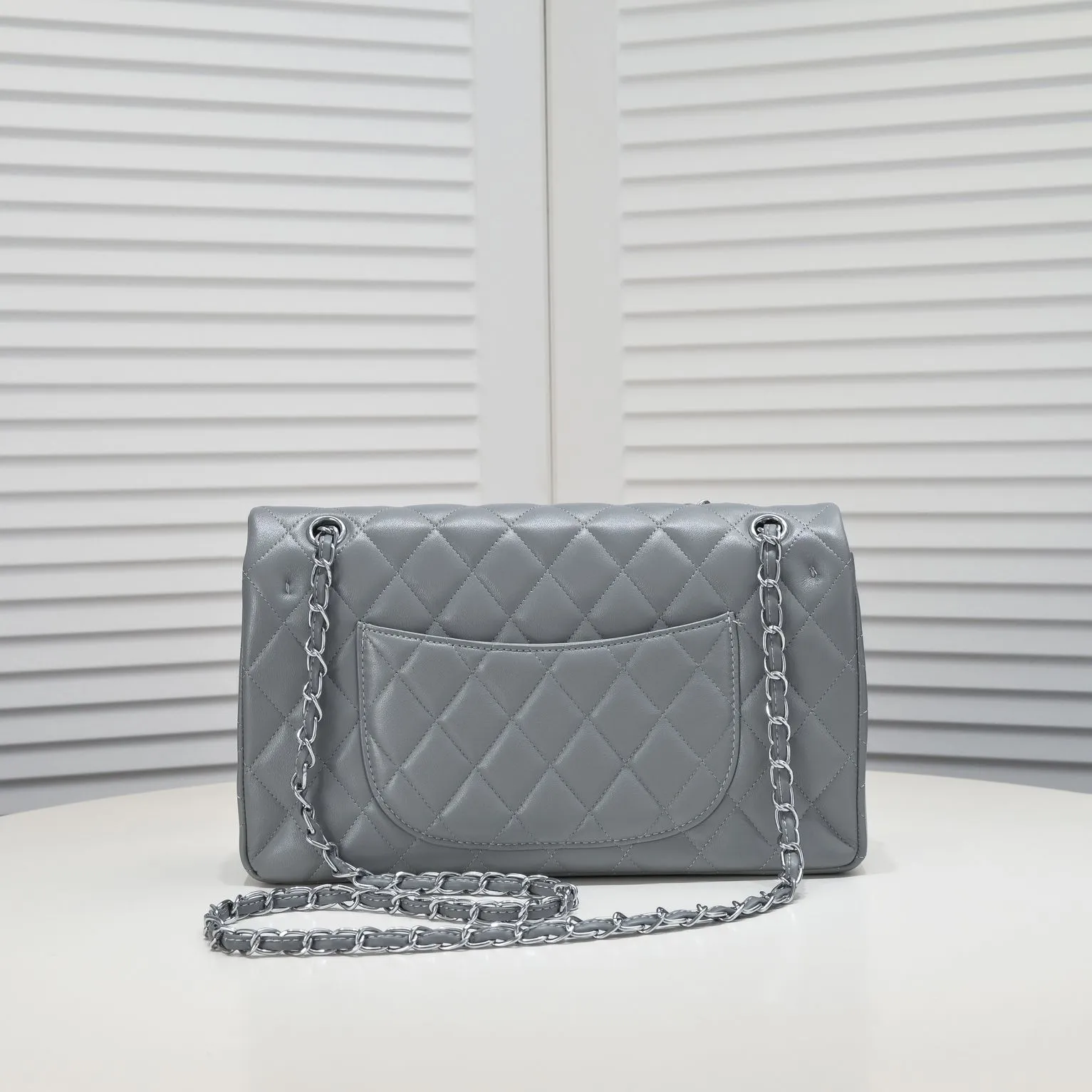 💰460￥Gray [color] Chanel [color] century classic, carefully crafted with exquisite workmanship of every stitch and thread, imported sheepskin with original hardware, full diamond pattern 💯The shape and softness of the whole bag are particularly perfect 👍👍😔😔Classic and irresistible, size: 30X18X8cm, style number: 1113