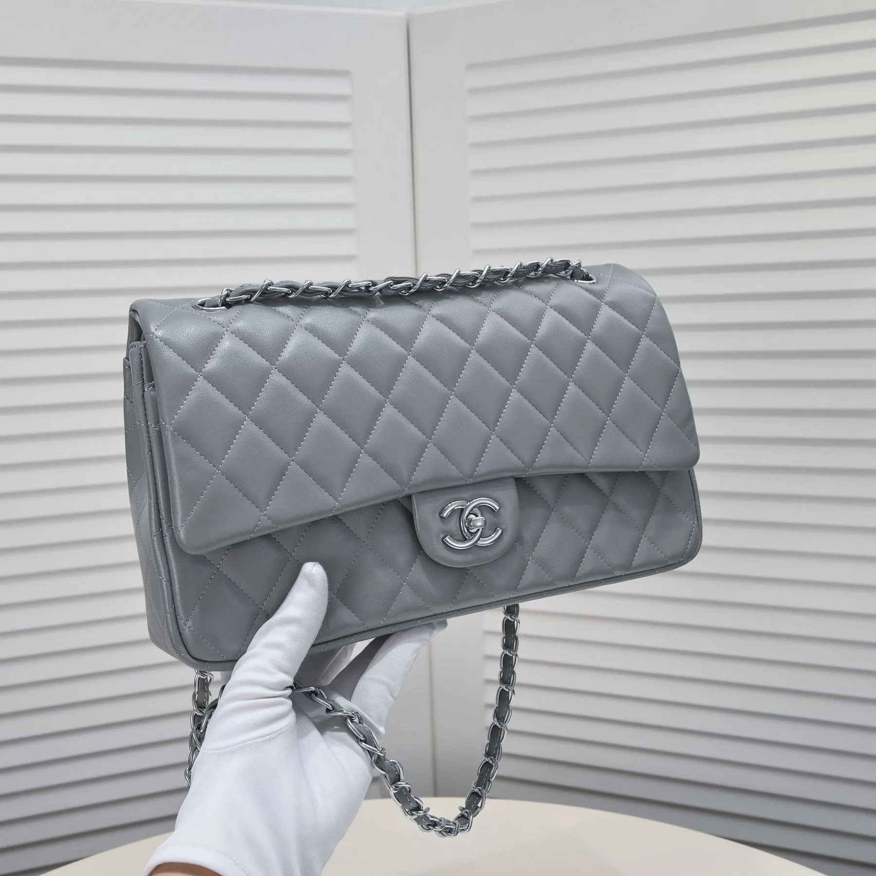 💰460￥Gray [color] Chanel [color] century classic, carefully crafted with exquisite workmanship of every stitch and thread, imported sheepskin with original hardware, full diamond pattern 💯The shape and softness of the whole bag are particularly perfect 👍👍😔😔Classic and irresistible, size: 30X18X8cm, style number: 1113