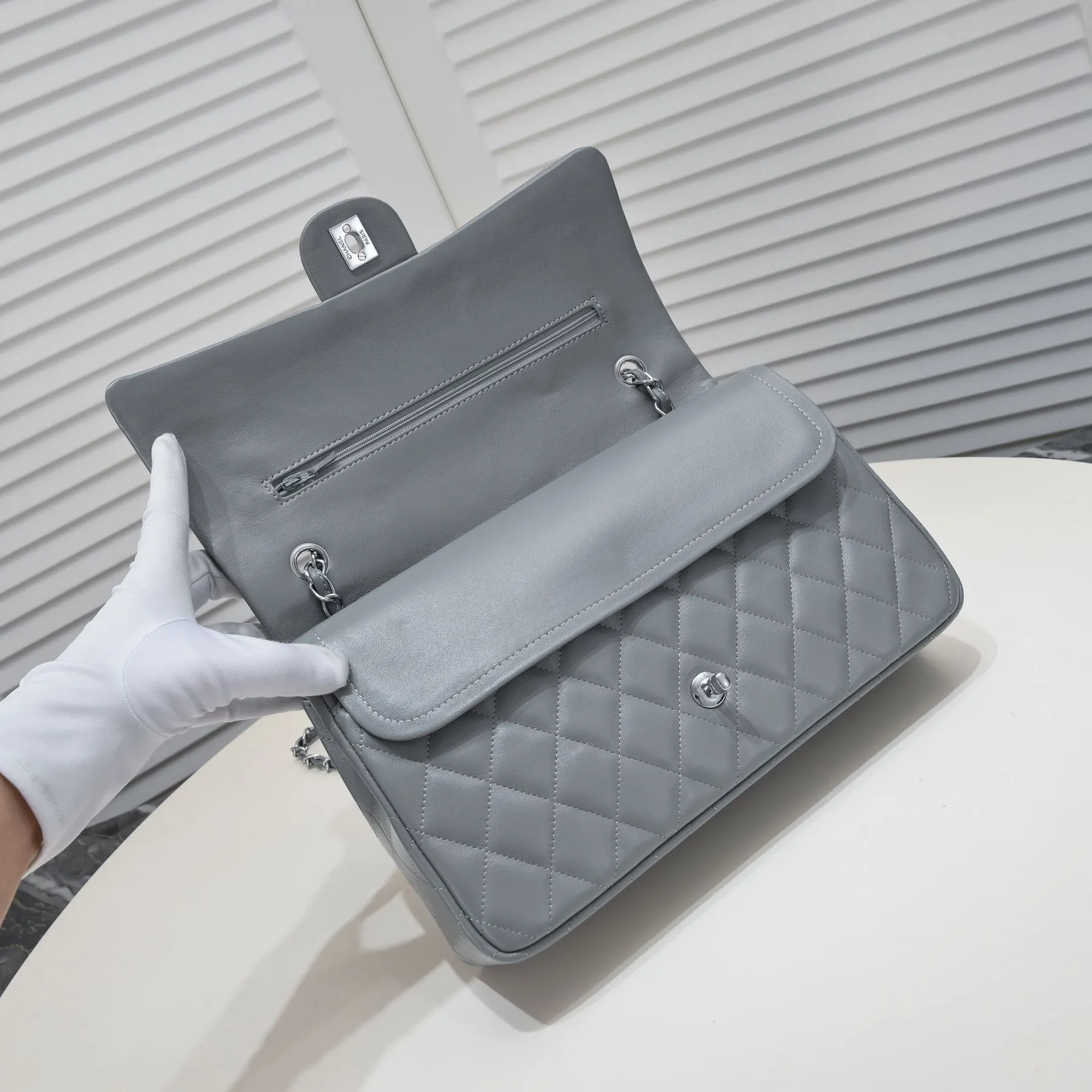 💰460￥Gray [color] Chanel [color] century classic, carefully crafted with exquisite workmanship of every stitch and thread, imported sheepskin with original hardware, full diamond pattern 💯The shape and softness of the whole bag are particularly perfect 👍👍😔😔Classic and irresistible, size: 30X18X8cm, style number: 1113