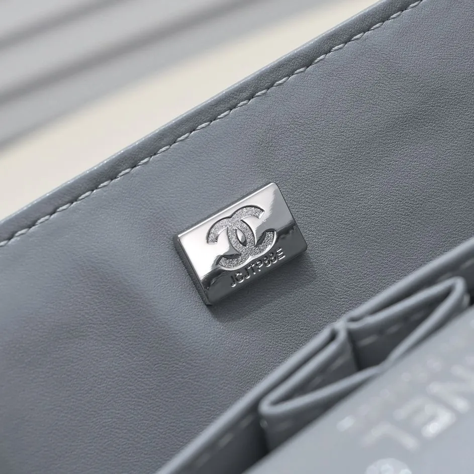 💰460￥Gray [color] Chanel [color] century classic, carefully crafted with exquisite workmanship of every stitch and thread, imported sheepskin with original hardware, full diamond pattern 💯The shape and softness of the whole bag are particularly perfect 👍👍😔😔Classic and irresistible, size: 30X18X8cm, style number: 1113