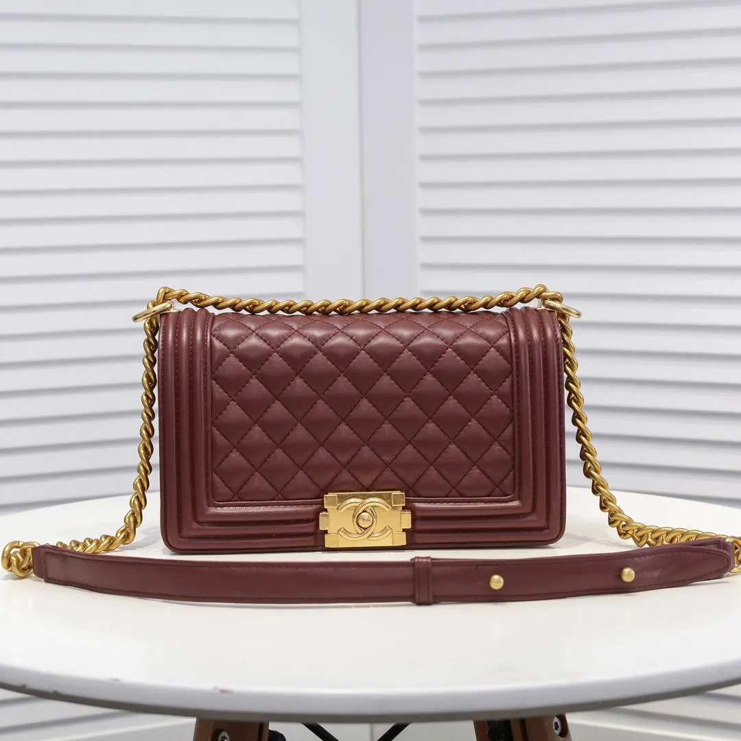 💰420￥ (Full sheepskin with original hardware) [Smile] Chanel Chanel 👑 Lambskin [Lightning] Thickened electroplated hardware accessories 🌈 The workmanship is comparable to the original order 💪 The bottom can be pinched and rebounded without trace, absolutely spot-on and real-life, fashionable and durable 💪💪 High-end quality, no pressure in and out of the drill cabinet 💏, size 25*15*8cm, style number: 67086 gold slip