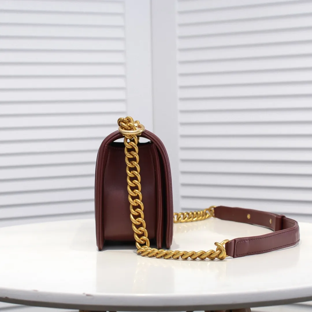 💰420￥ (Full sheepskin with original hardware) [Smile] Chanel Chanel 👑 Lambskin [Lightning] Thickened electroplated hardware accessories 🌈 The workmanship is comparable to the original order 💪 The bottom can be pinched and rebounded without trace, absolutely spot-on and real-life, fashionable and durable 💪💪 High-end quality, no pressure in and out of the drill cabinet 💏, size 25*15*8cm, style number: 67086 gold slip