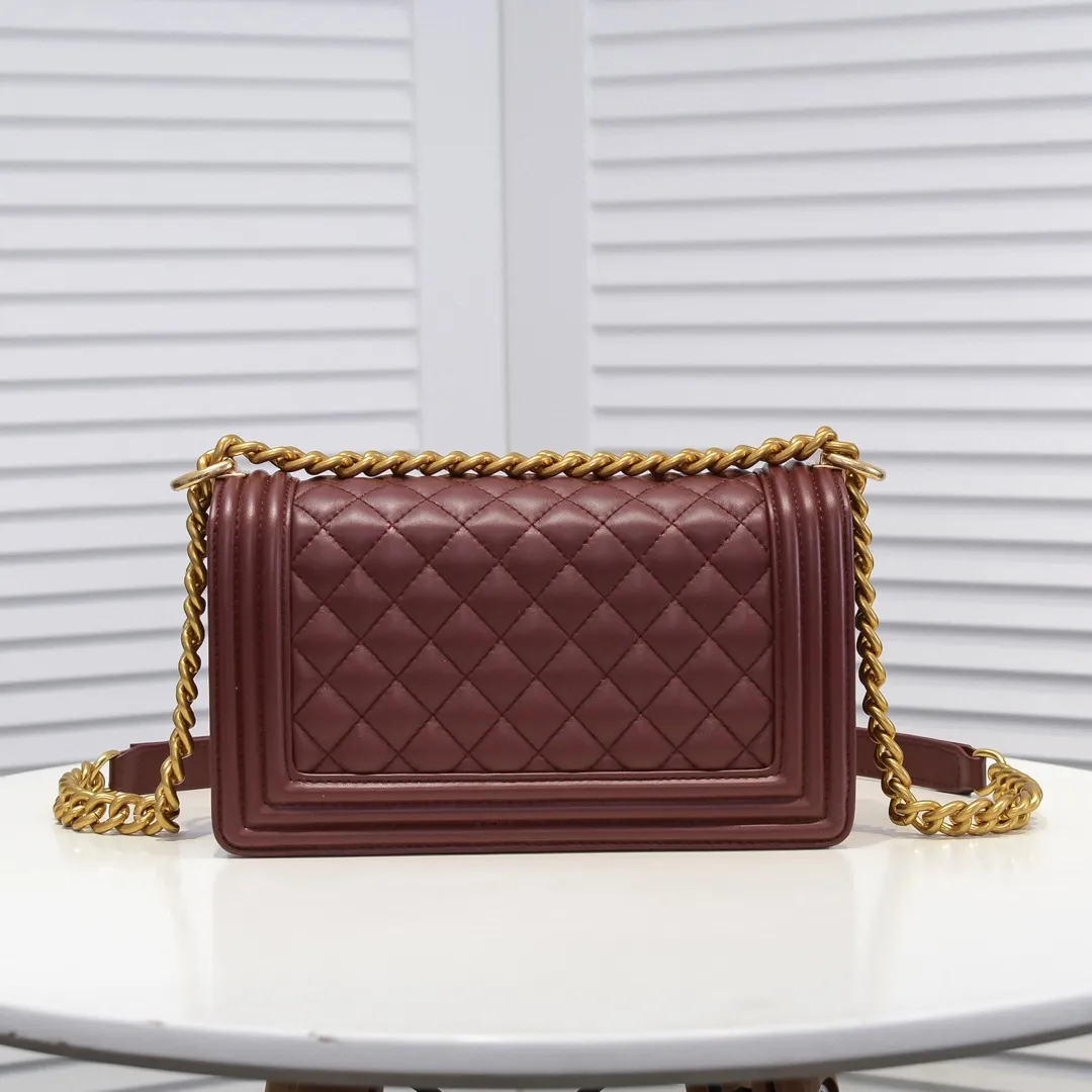 💰420￥ (Full sheepskin with original hardware) [Smile] Chanel Chanel 👑 Lambskin [Lightning] Thickened electroplated hardware accessories 🌈 The workmanship is comparable to the original order 💪 The bottom can be pinched and rebounded without trace, absolutely spot-on and real-life, fashionable and durable 💪💪 High-end quality, no pressure in and out of the drill cabinet 💏, size 25*15*8cm, style number: 67086 gold slip