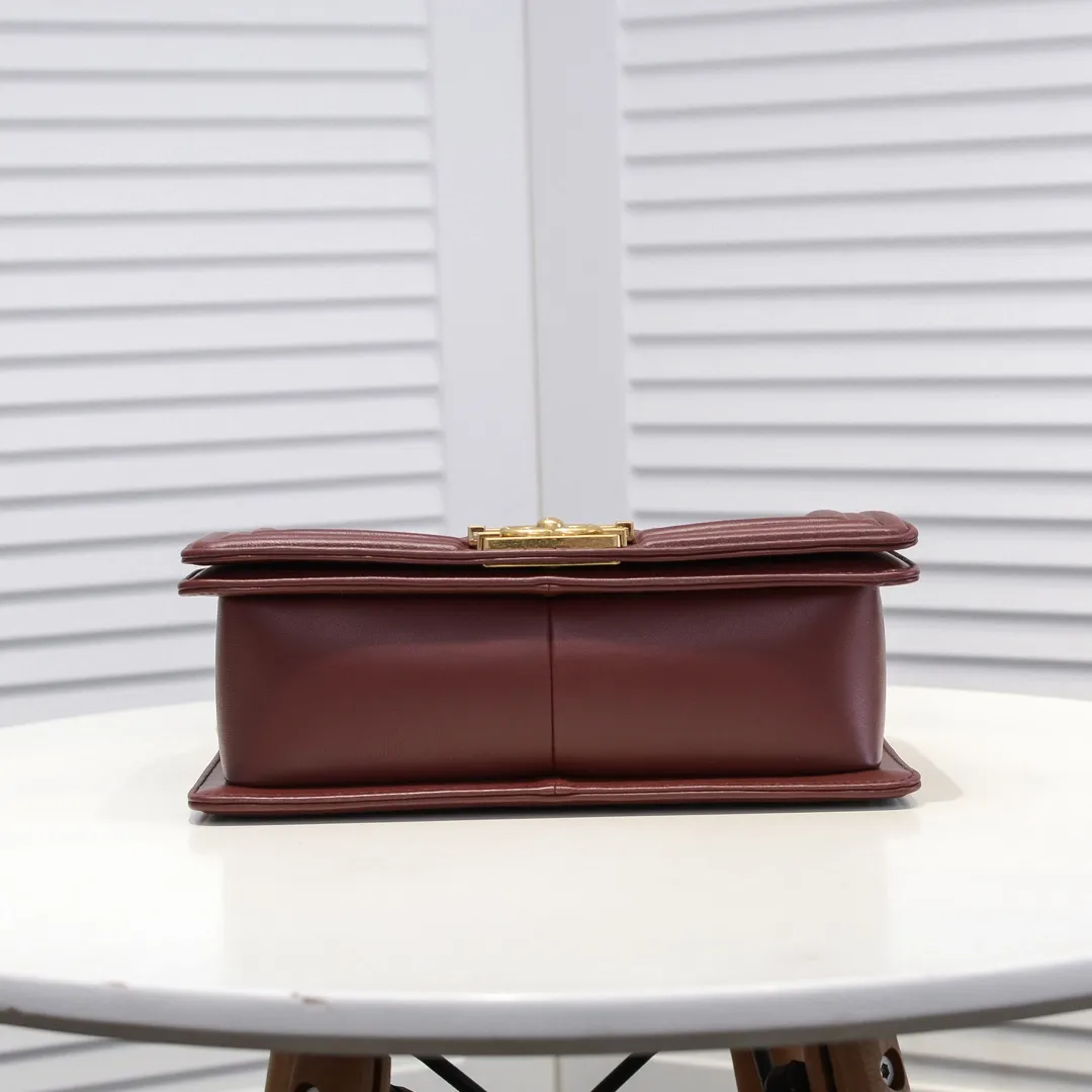 💰420￥ (Full sheepskin with original hardware) [Smile] Chanel Chanel 👑 Lambskin [Lightning] Thickened electroplated hardware accessories 🌈 The workmanship is comparable to the original order 💪 The bottom can be pinched and rebounded without trace, absolutely spot-on and real-life, fashionable and durable 💪💪 High-end quality, no pressure in and out of the drill cabinet 💏, size 25*15*8cm, style number: 67086 gold slip
