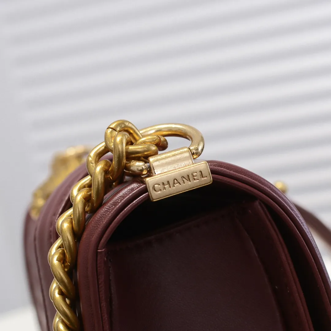 💰420￥ (Full sheepskin with original hardware) [Smile] Chanel Chanel 👑 Lambskin [Lightning] Thickened electroplated hardware accessories 🌈 The workmanship is comparable to the original order 💪 The bottom can be pinched and rebounded without trace, absolutely spot-on and real-life, fashionable and durable 💪💪 High-end quality, no pressure in and out of the drill cabinet 💏, size 25*15*8cm, style number: 67086 gold slip
