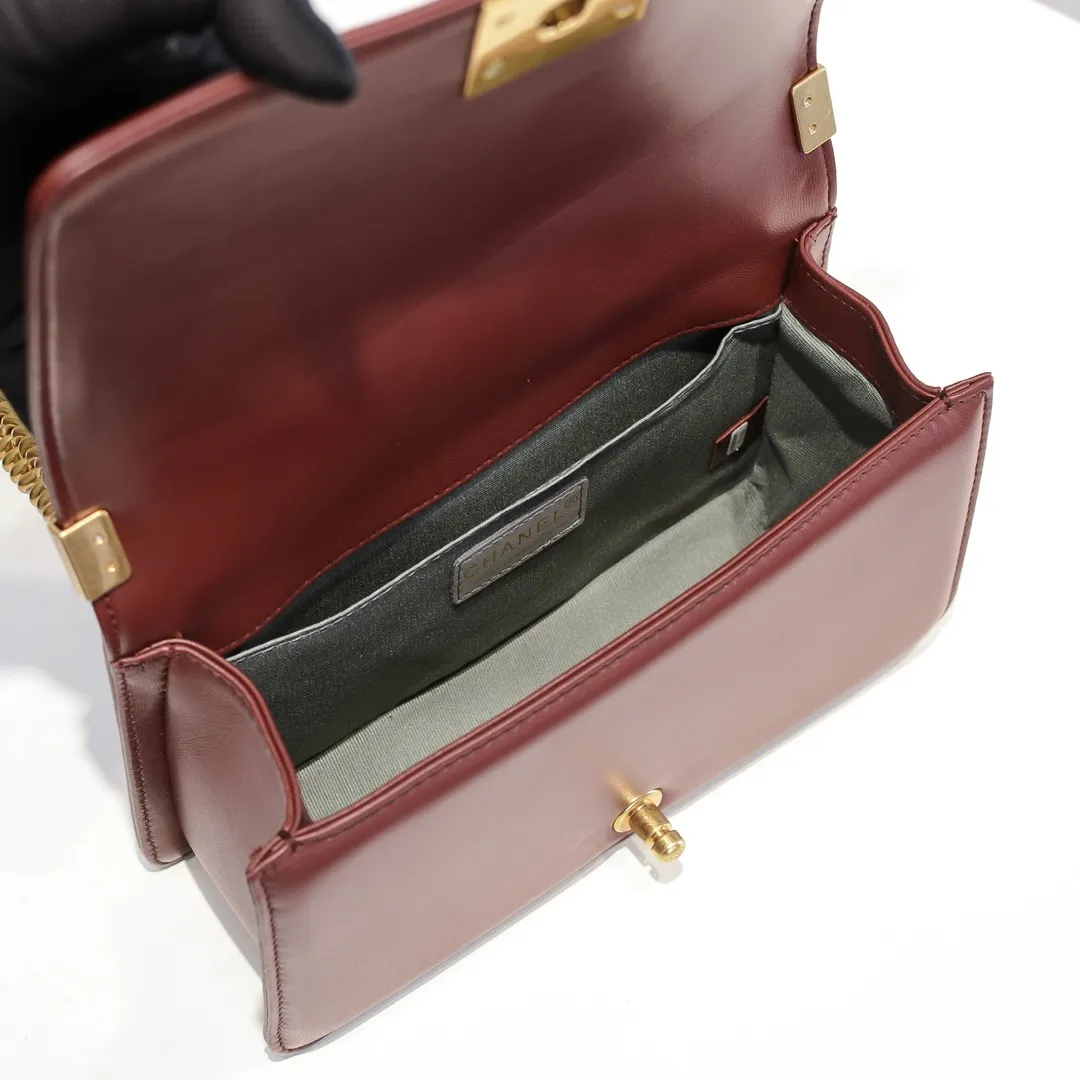 💰420￥ (Full sheepskin with original hardware) [Smile] Chanel Chanel 👑 Lambskin [Lightning] Thickened electroplated hardware accessories 🌈 The workmanship is comparable to the original order 💪 The bottom can be pinched and rebounded without trace, absolutely spot-on and real-life, fashionable and durable 💪💪 High-end quality, no pressure in and out of the drill cabinet 💏, size 25*15*8cm, style number: 67086 gold slip