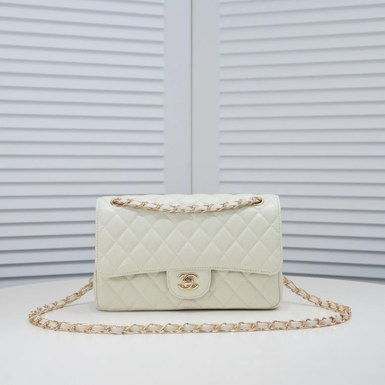 💰400￥ Off-white Chanel,...Palace-level poison👏...Original overseas factory CF2.55...😱 Absolutely the top-notch caviar ball grain cowhide you have never seen...✨Real K gold➰Gold buckle✨👑 The line spacing is perfectly consistent. The side of the bag is perfectly streamlined👏..It must have such a texture to be perfect💋 Follow the 9-pin diamond pattern. The flip cover is smooth and seamless ☑️ Strong visual three-dimensional effect 🔱 The diamond pattern is full and delicate 💑 It is super smooth, soft and comfortable to use 👒 CF is a must-have for girls. Size: 25.5*16*6.5cm. Style number: 1112 ball pattern