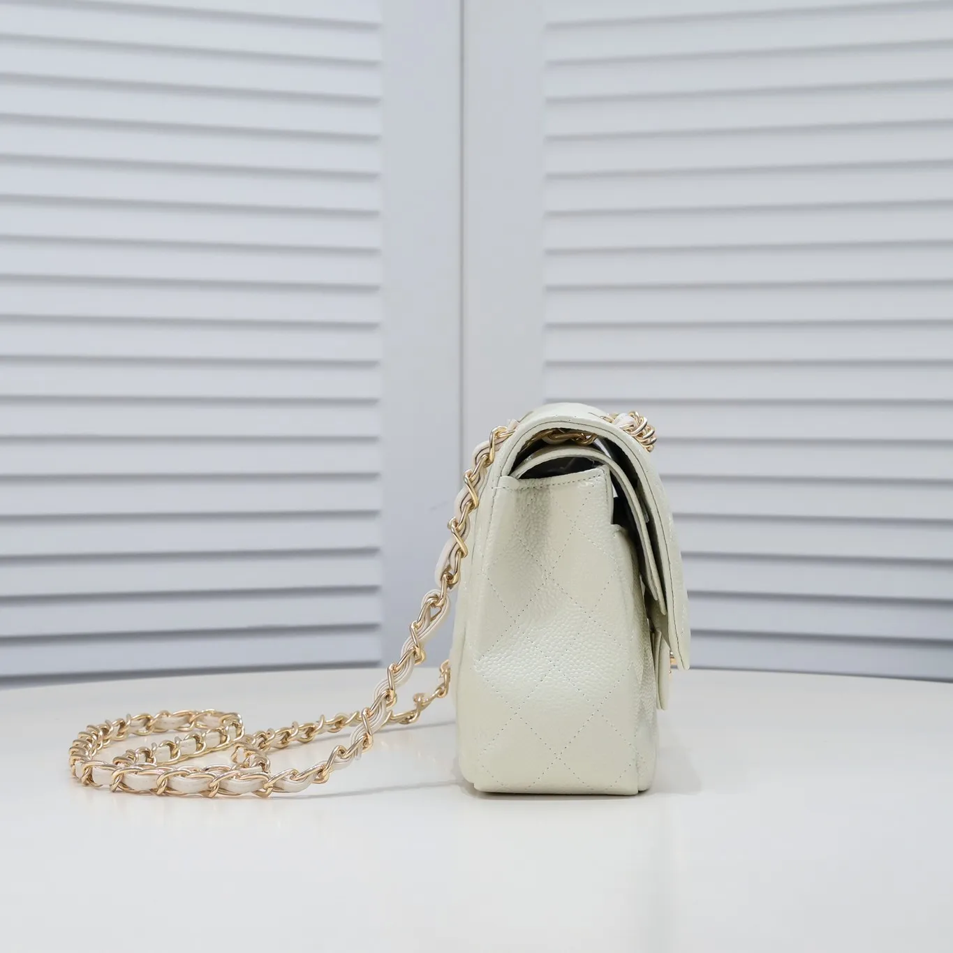 💰400￥ Off-white Chanel,...Palace-level poison👏...Original overseas factory CF2.55...😱 Absolutely the top-notch caviar ball grain cowhide you have never seen...✨Real K gold➰Gold buckle✨👑 The line spacing is perfectly consistent. The side of the bag is perfectly streamlined👏..It must have such a texture to be perfect💋 Follow the 9-pin diamond pattern. The flip cover is smooth and seamless ☑️ Strong visual three-dimensional effect 🔱 The diamond pattern is full and delicate 💑 It is super smooth, soft and comfortable to use 👒 CF is a must-have for girls. Size: 25.5*16*6.5cm. Style number: 1112 ball pattern