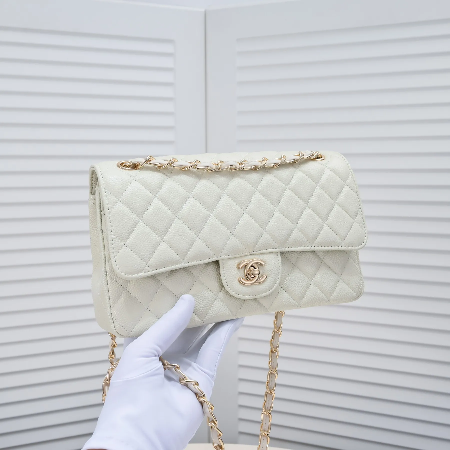 💰400￥ Off-white Chanel,...Palace-level poison👏...Original overseas factory CF2.55...😱 Absolutely the top-notch caviar ball grain cowhide you have never seen...✨Real K gold➰Gold buckle✨👑 The line spacing is perfectly consistent. The side of the bag is perfectly streamlined👏..It must have such a texture to be perfect💋 Follow the 9-pin diamond pattern. The flip cover is smooth and seamless ☑️ Strong visual three-dimensional effect 🔱 The diamond pattern is full and delicate 💑 It is super smooth, soft and comfortable to use 👒 CF is a must-have for girls. Size: 25.5*16*6.5cm. Style number: 1112 ball pattern