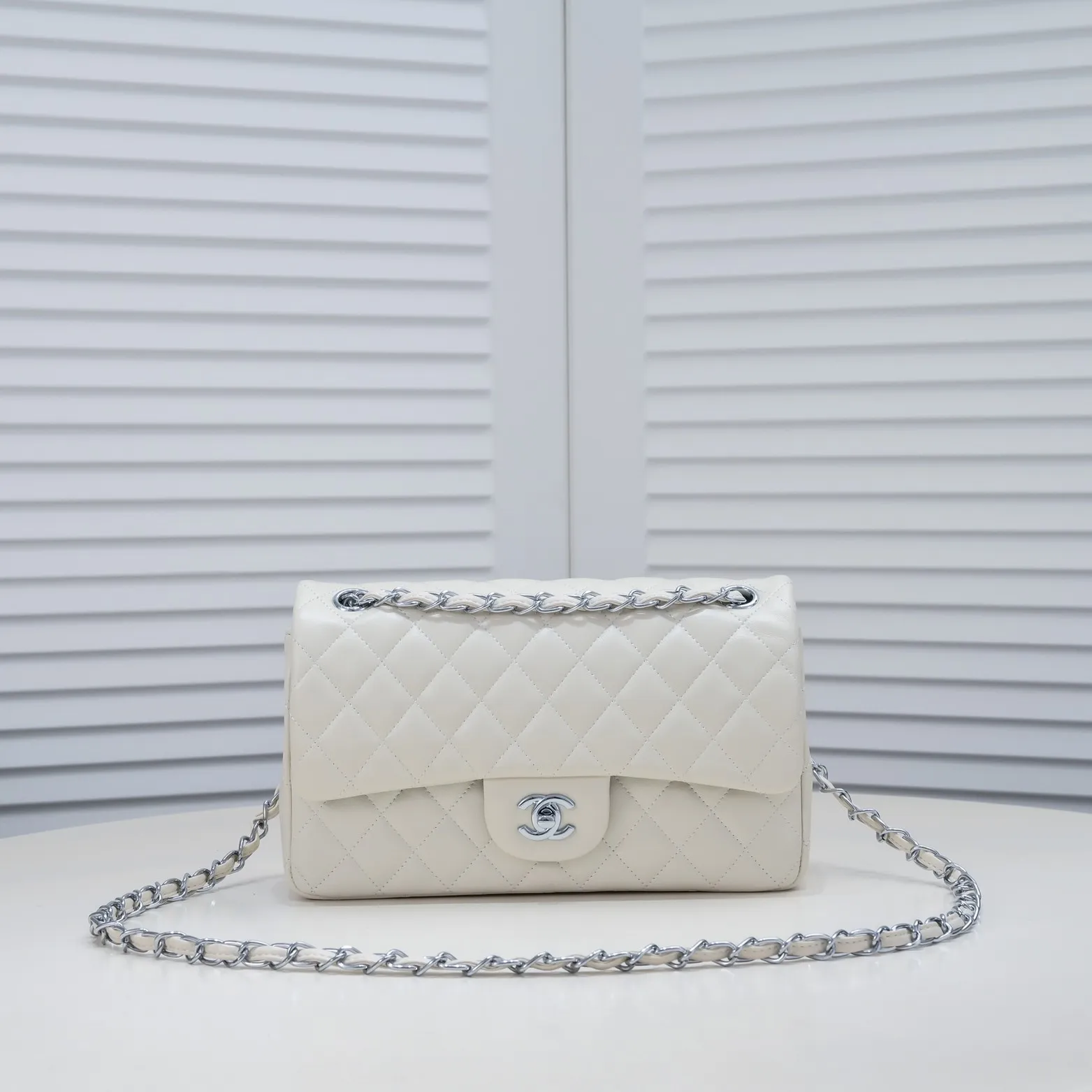 💰400￥ Off-white Chanel🔥Exclusive quality real shot shipment ✈️Official website updated simultaneously👑Chanel sheep pattern classic style with original hardware, summer style is coming💋CHANEL ‼ ️Crossbody bag, sheepskin with red lining🌸‼ ️ 🙈Fashion new favorite🙈 Size: 25.5*16*6.5. Style number: 1112 sheepskin