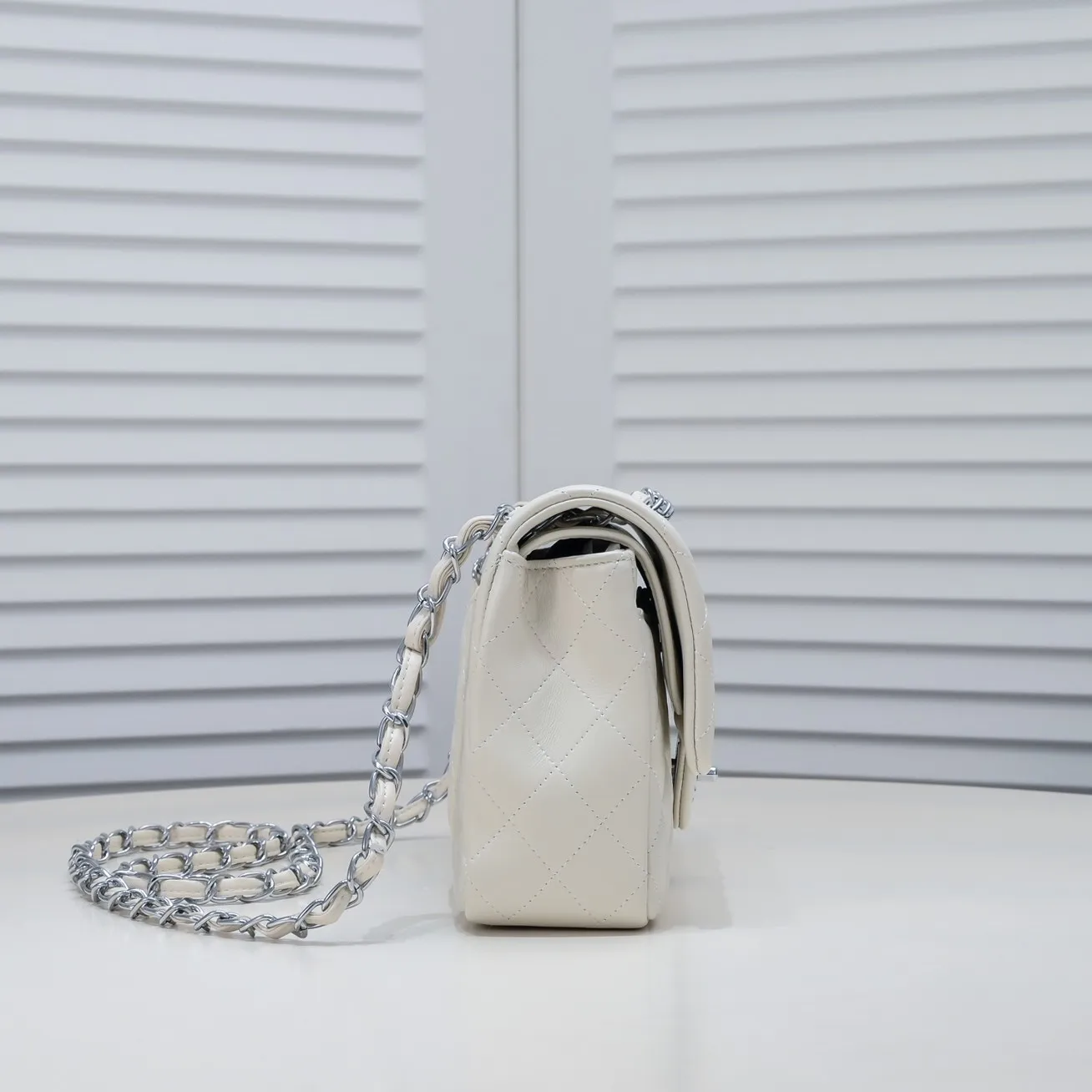 💰400￥ Off-white Chanel🔥Exclusive quality real shot shipment ✈️Official website updated simultaneously👑Chanel sheep pattern classic style with original hardware, summer style is coming💋CHANEL ‼ ️Crossbody bag, sheepskin with red lining🌸‼ ️ 🙈Fashion new favorite🙈 Size: 25.5*16*6.5. Style number: 1112 sheepskin