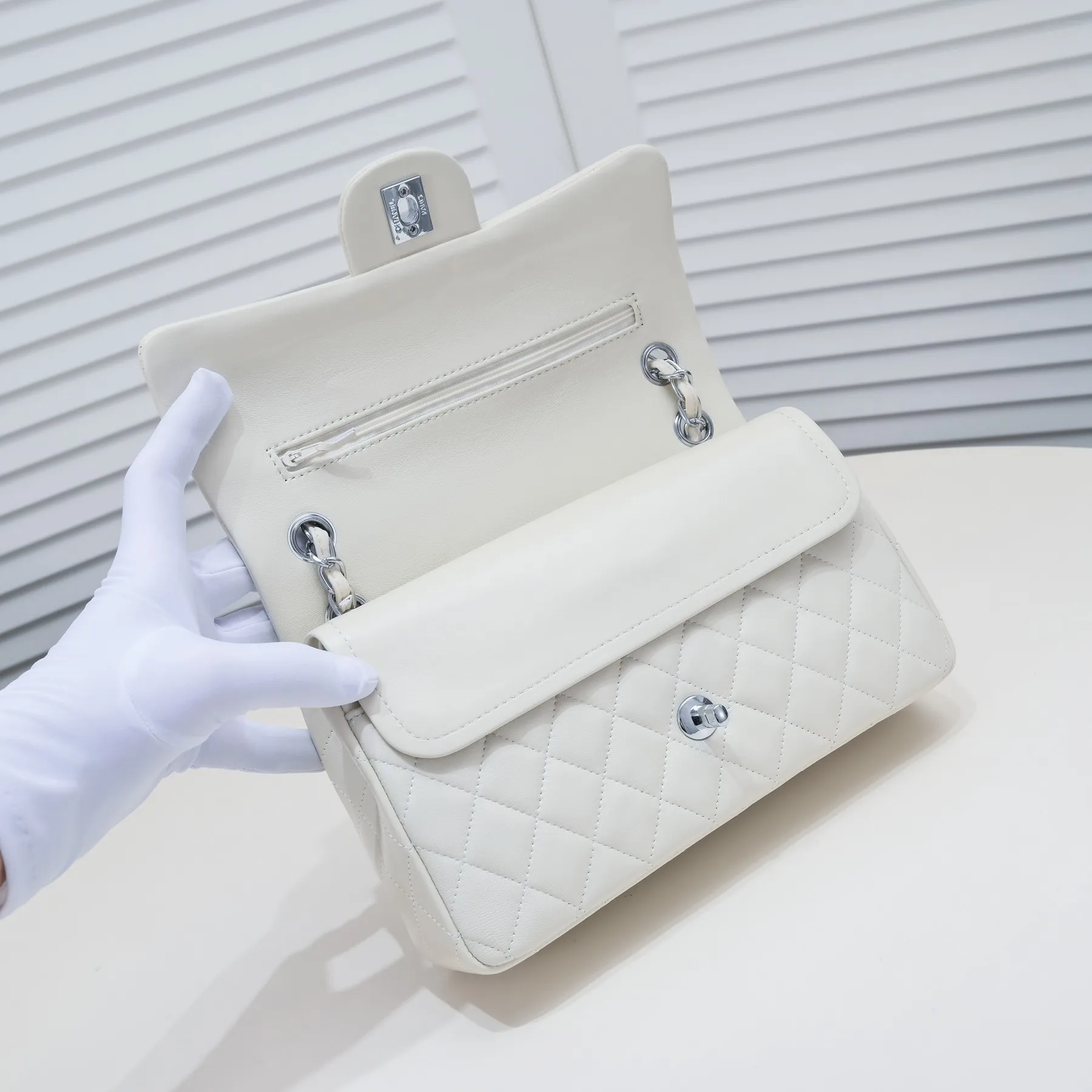 💰400￥ Off-white Chanel🔥Exclusive quality real shot shipment ✈️Official website updated simultaneously👑Chanel sheep pattern classic style with original hardware, summer style is coming💋CHANEL ‼ ️Crossbody bag, sheepskin with red lining🌸‼ ️ 🙈Fashion new favorite🙈 Size: 25.5*16*6.5. Style number: 1112 sheepskin
