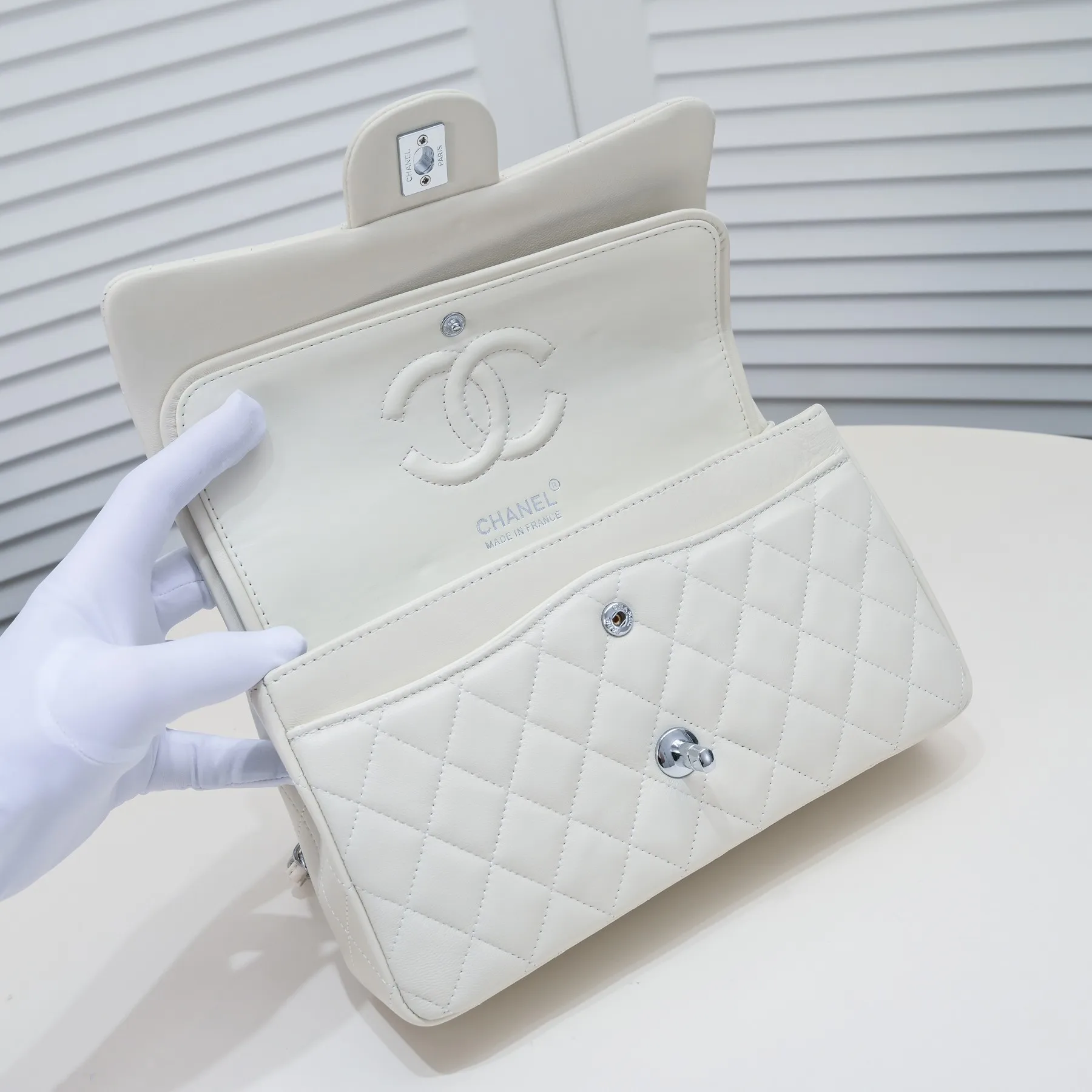 💰400￥ Off-white Chanel🔥Exclusive quality real shot shipment ✈️Official website updated simultaneously👑Chanel sheep pattern classic style with original hardware, summer style is coming💋CHANEL ‼ ️Crossbody bag, sheepskin with red lining🌸‼ ️ 🙈Fashion new favorite🙈 Size: 25.5*16*6.5. Style number: 1112 sheepskin