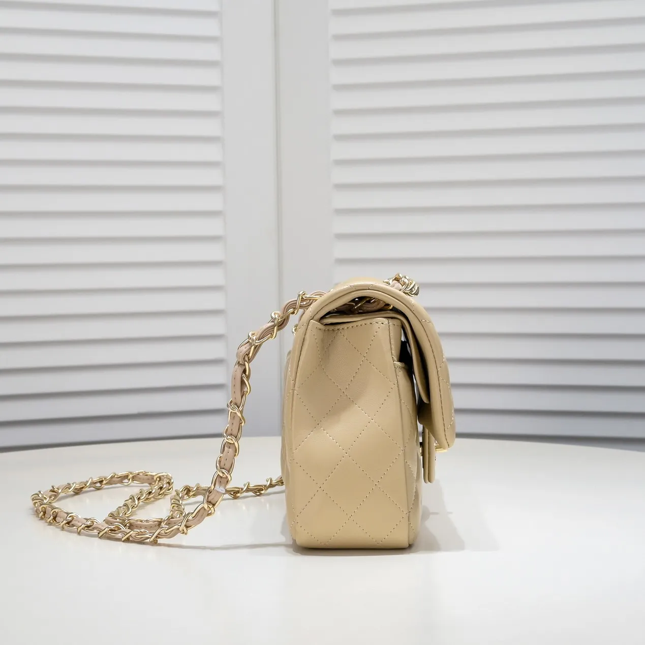 💰400￥Apricot Chanel🔥Exclusive quality real shot shipment✈️Official website updated simultaneously👑Chanel sheep pattern classic style with original hardware, summer style is coming💋CHANEL ‼ ️Crossbody bag, sheepskin with red lining🌸‼ ️ 🙈Fashion new favorite🙈 Size: 25.5*16*6.5. Style number: 1112 sheepskin