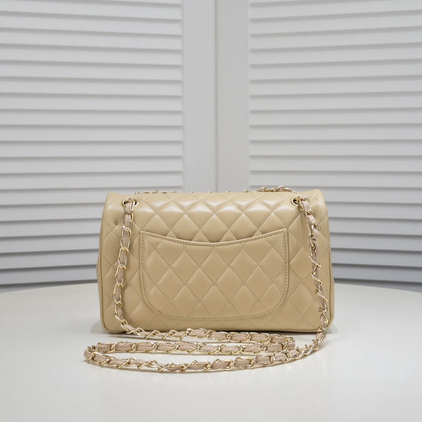 💰400￥Apricot Chanel🔥Exclusive quality real shot shipment✈️Official website updated simultaneously👑Chanel sheep pattern classic style with original hardware, summer style is coming💋CHANEL ‼ ️Crossbody bag, sheepskin with red lining🌸‼ ️ 🙈Fashion new favorite🙈 Size: 25.5*16*6.5. Style number: 1112 sheepskin